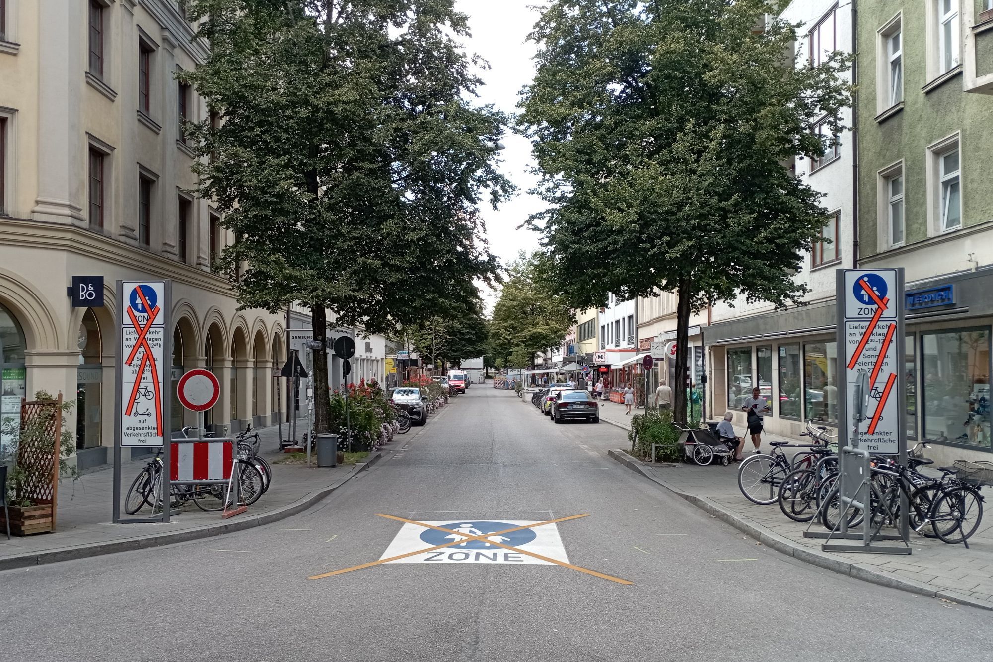 Blick vom Pariser Platz in die Weißenburger Straße. Die Hinweise auf Fußgängerzone sind rot durchgestrichen.