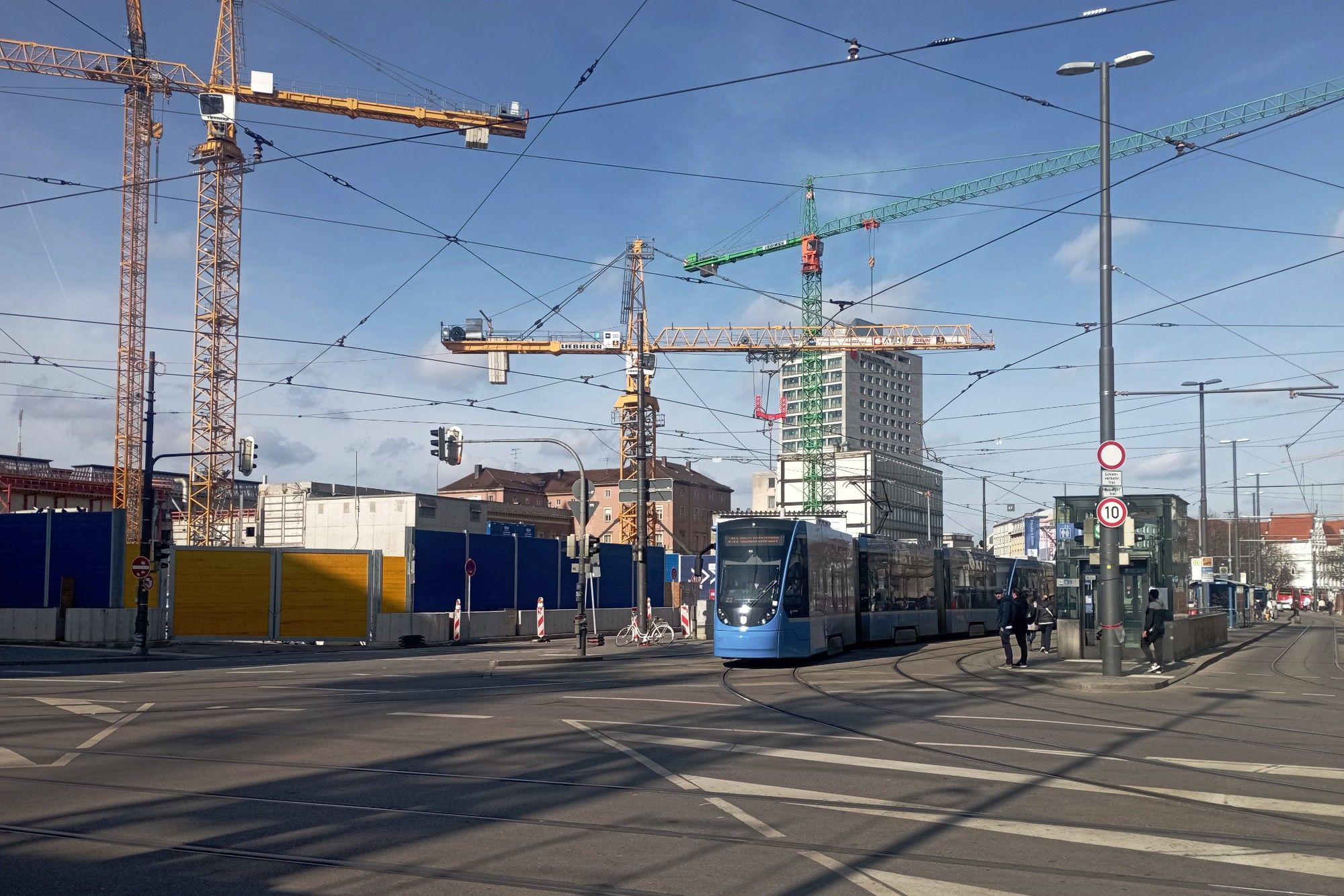 Tram-Traktion T3+T2 am Bahnhofplatz Richtung Stachus als Werkstattfahrt. Im Hintergrund viele Kräne wegen der Baustelle Hauptbahnhof.