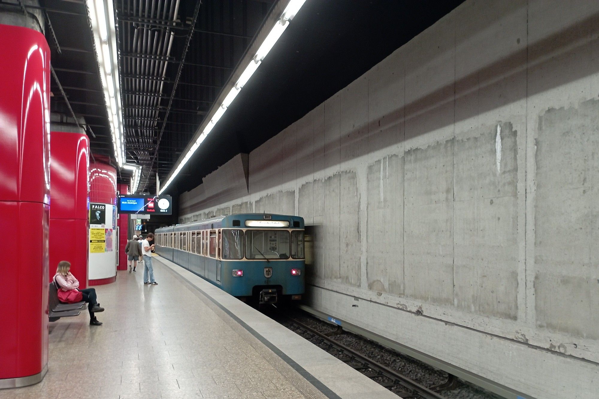 U-Bahn-A-Wagen 6211 als Kurzzug am U-Bahnhof Hohenzollernplatz als Sonderfahrt.