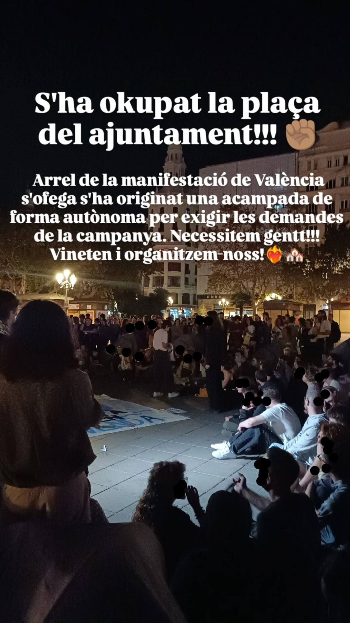 Acampada en la plaza del Ajuntament de València.

Texto en valenciano/catalán:

"S'ha okupat la plaça del Ajuntament!!!!

Arrel de la manifestació de València s'ofega s'ha originat una acampada de forma autònoma per exigir les demandes de la campanya. Necessitem gent!!!!! Vineten i organitzem-noss!"