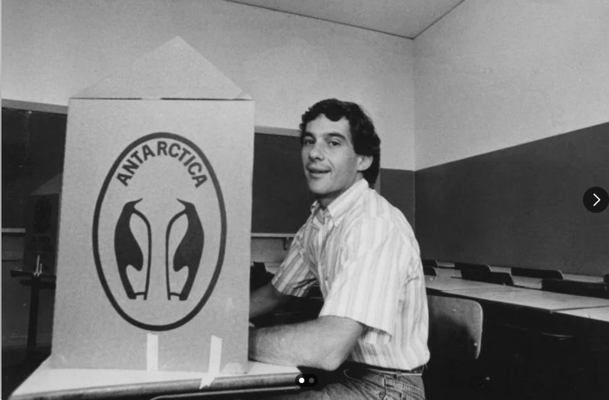 ayrton senna votando numa cabine de votação patrocinada pela antarctica