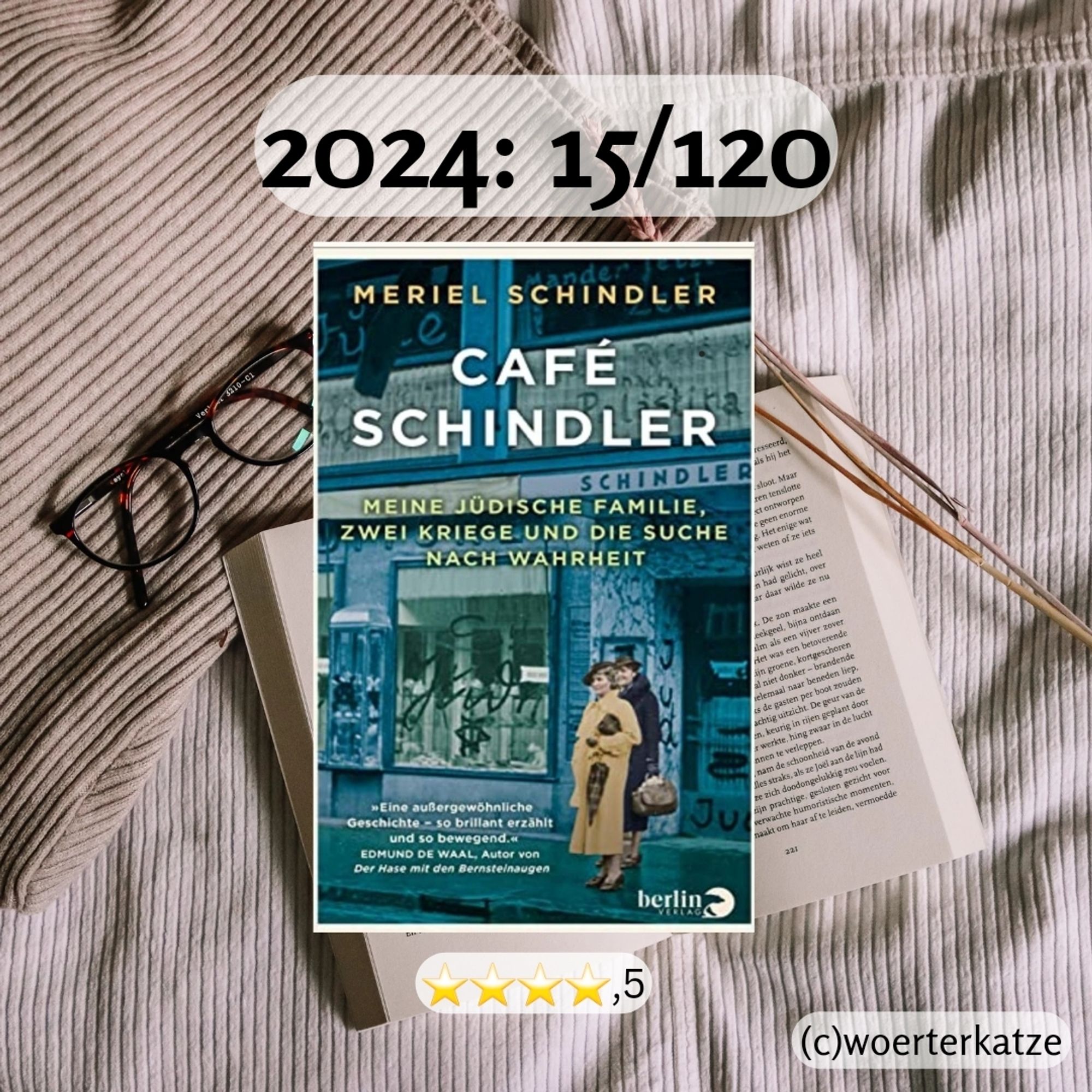 Das Cover "Café Schindler" von Meriel Schindler als Screenshot. Als Hintergrund ist eine Lesebrille und ein aufgeschlagenes Buch. Darüber liegt der farbige Screenshot. Oben drüber steht 2024: 15/120. Unter dem Screenshot stehen 4,5 Sterne. Unten in der Ecke steht (c) woerterkatze.