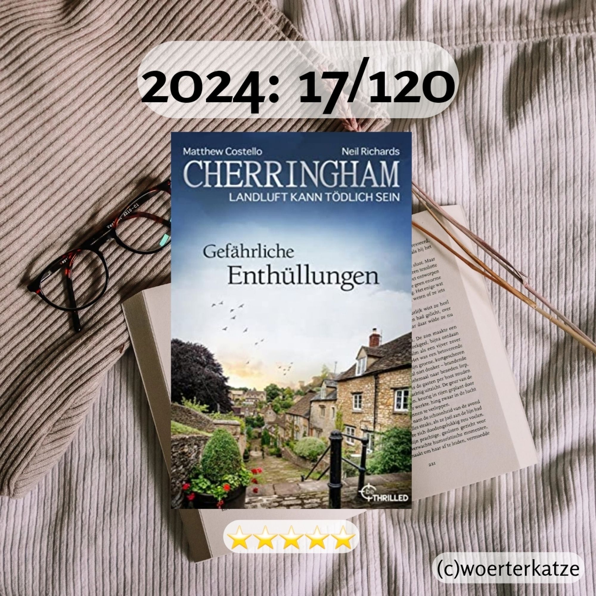 Das Cover "Cherringham.  Gefährliche Enthüllungen" von Matthew Costello und Neil Richards als Screenshot. Als Hintergrund ist eine Lesebrille und ein aufgeschlagenes Buch. Darüber liegt der farbige Screenshot. Oben drüber steht 2024: 17/120. Unter dem Screenshot stehen 5 Sterne. Unten in der Ecke steht (c) woerterkatze.