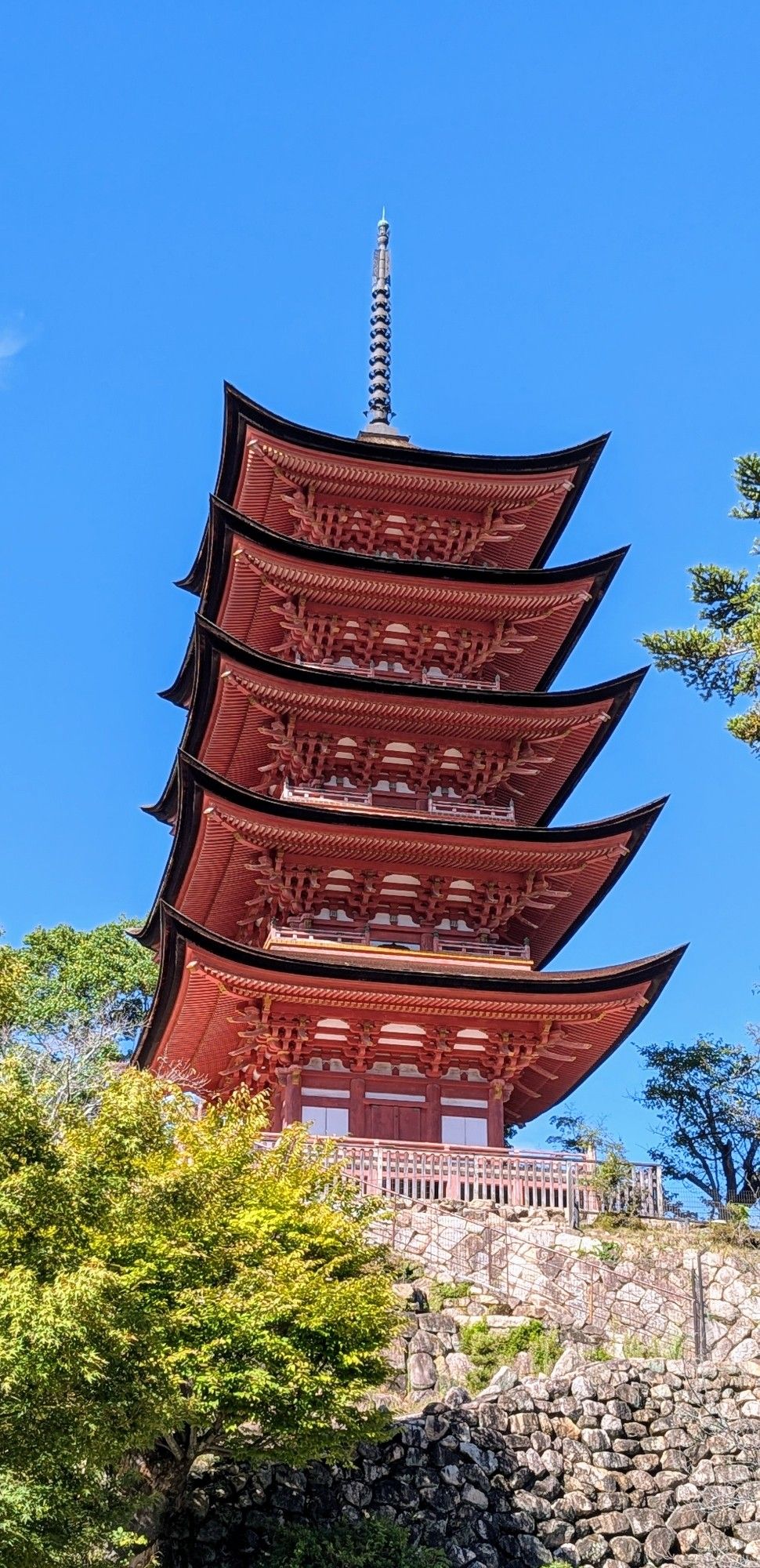 Gojūnotō (five-tiered pagoda) at Toyokuni Shrine stands out among the island's temples and shrines.