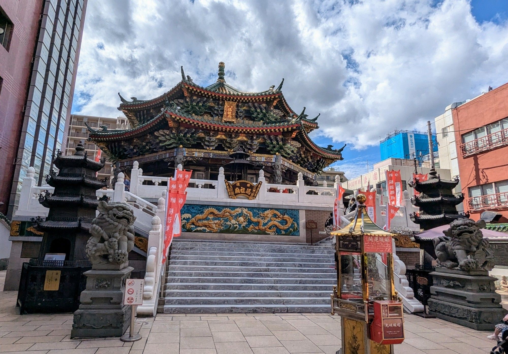 This is the Mazu Miao Taoist temple in Yokohama's Chinatown. You can purchase gold paper and large incense sticks in this temple's plaza that you can then take inside the temple to light for praying to the deities at the five stations inside. This temple is dedicated to Mazu, one of the highest ranking Taoist deities who's referred to as the Heavenly Mother and goddess of the sea. Most prayers to her are for protection during traveling or from natural disasters.