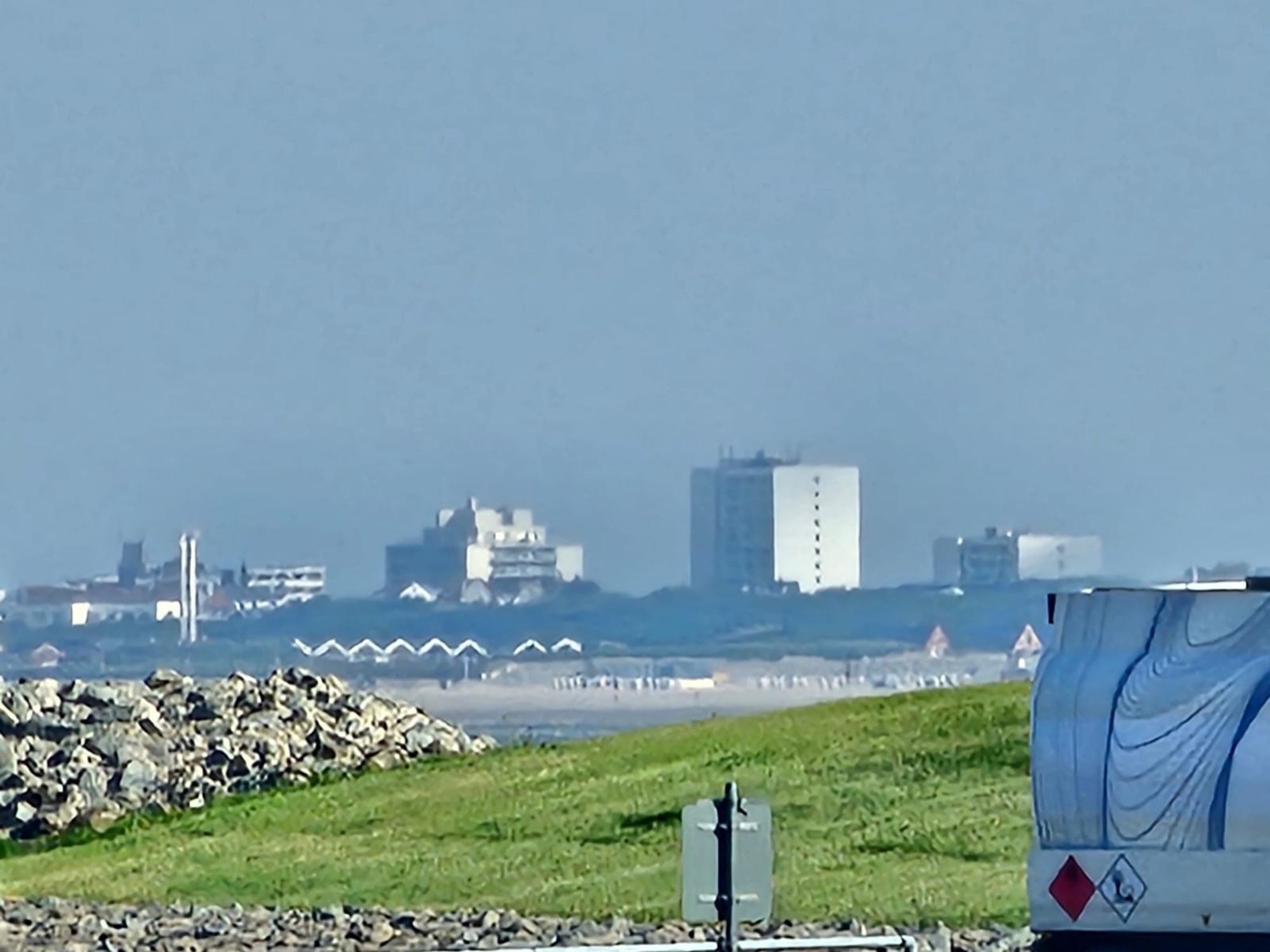 Blick von Norddeich-Mole auf den Weststrand von Norderney mit 30x Zoom