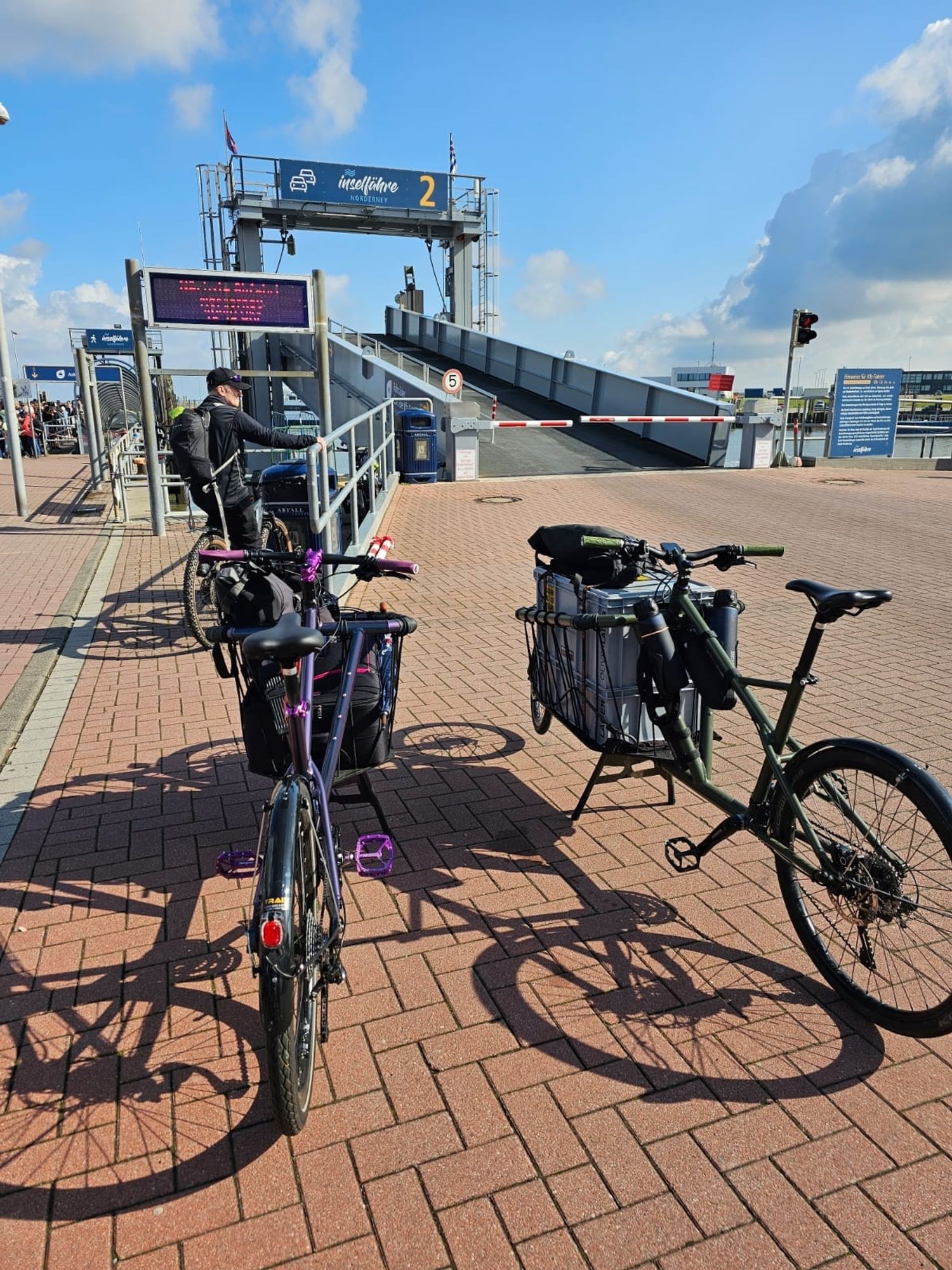 Zwei Cargobikemonkeys an der Fährbrücke 2 in Norddeich Mole im Sonnenschein