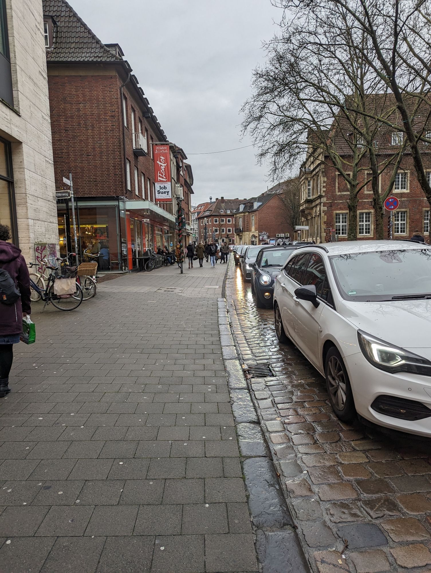 PKW mit laufenden Motoren in Münster vor dem Parkhaus Arkaden