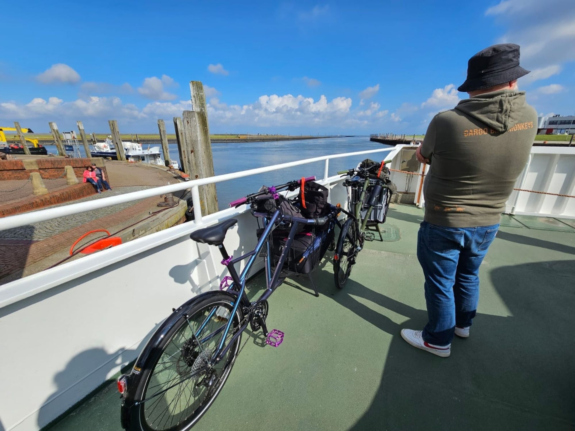 Zwei Cargobikemonkeys an Bord der Frisia IV.