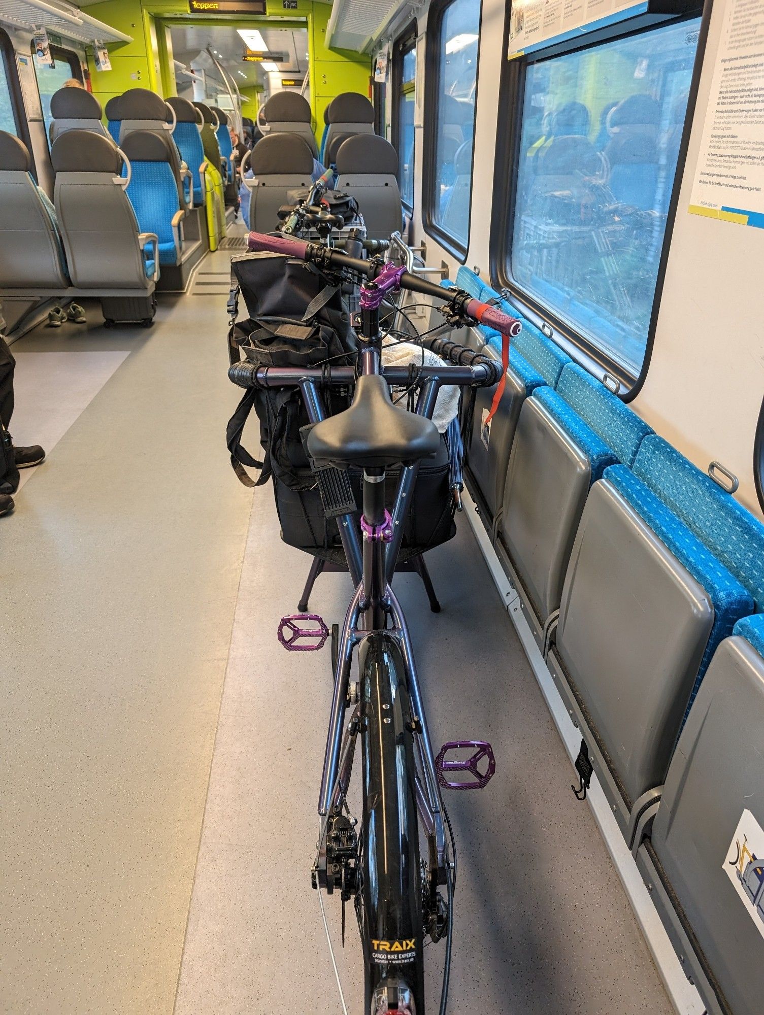 Zwei Lastenräder Cargobikemonkeys Radlader im Fahrradabteil des RE15 der Westfalenbahn