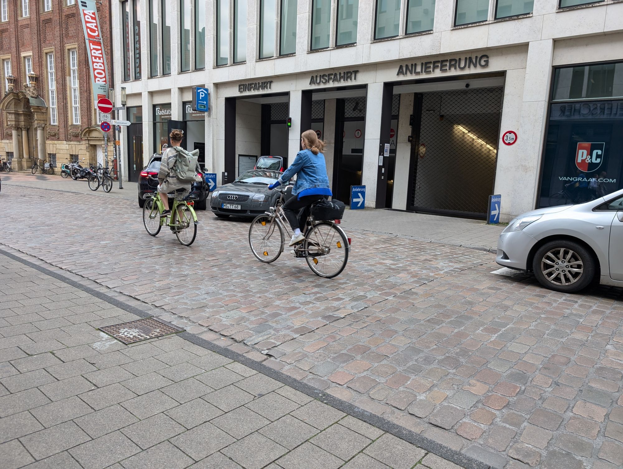 Bei bester Witterung muss jeder Depp mit dem Auto in die Stadt, wo weit rein wie möglich...