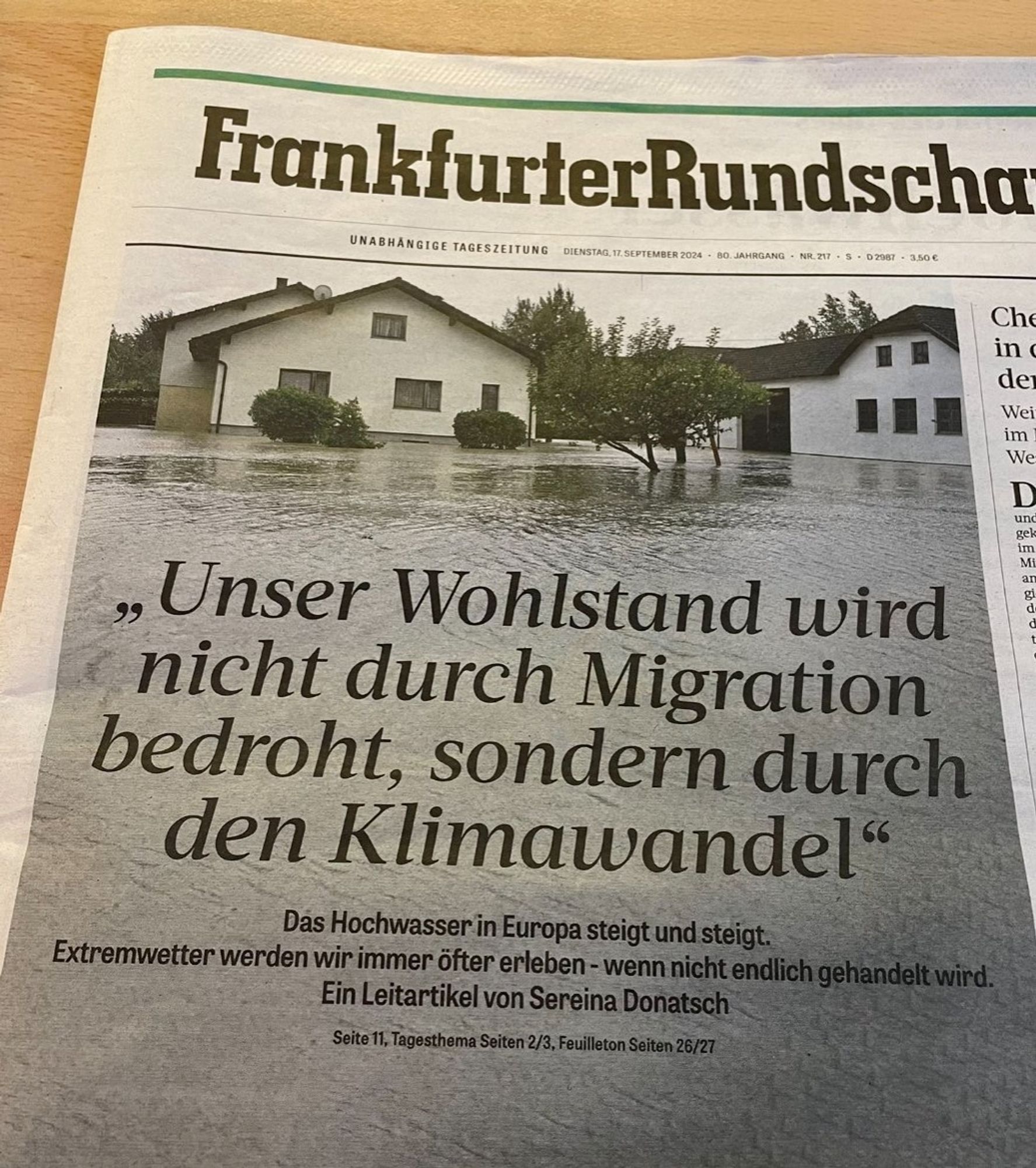 Titel pagina Frankfurter Rundschau met overstroomd dorp: Onze welvaart wordt niet door migratie bedreigd maar door klimaatverandering.