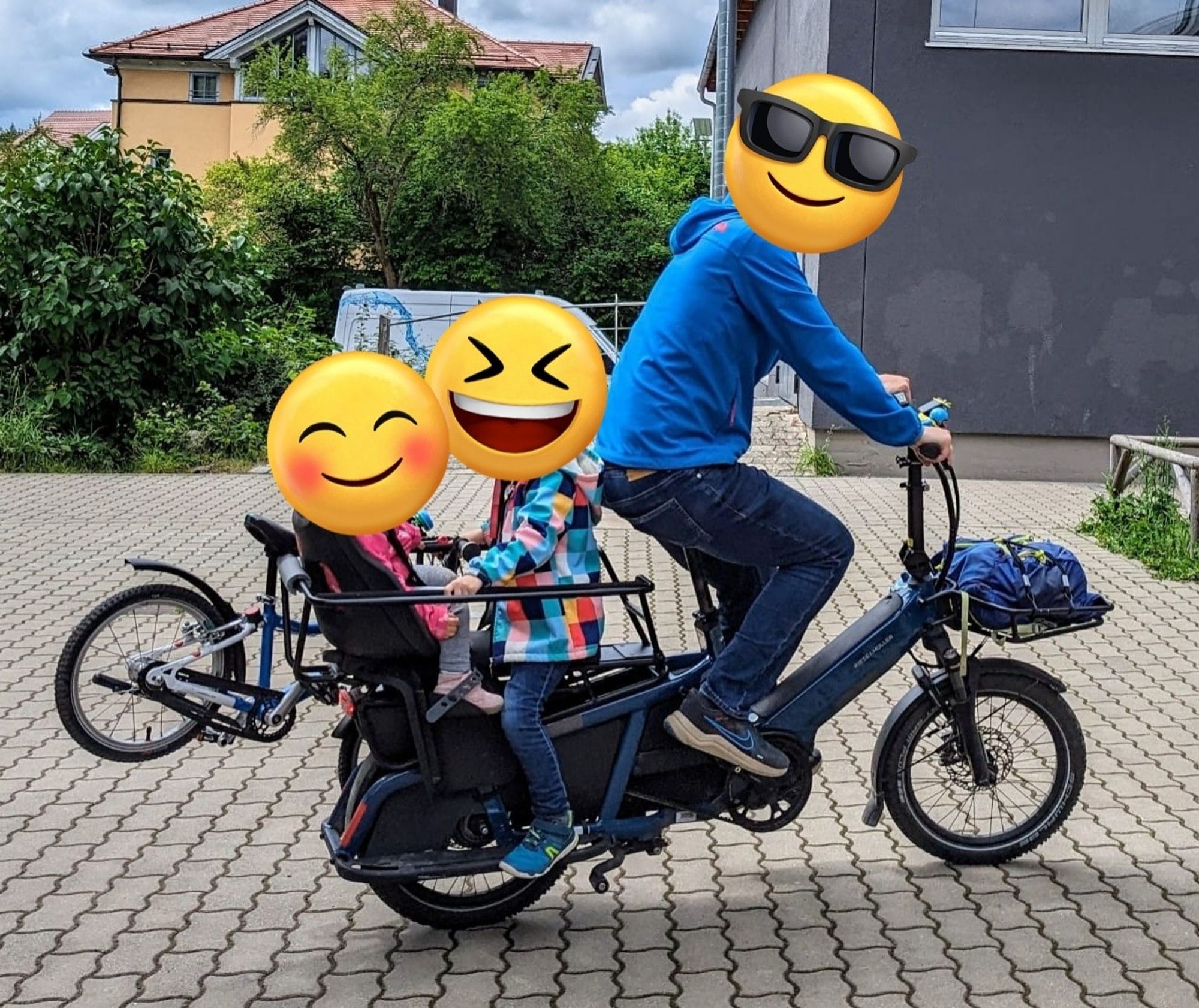 Longtail-Lastenrad mit 2 Kindern auf dem Träger: eines mit 85 cm im Kindersitz, eines mit 115 cm auf der integrierten Rückbank.