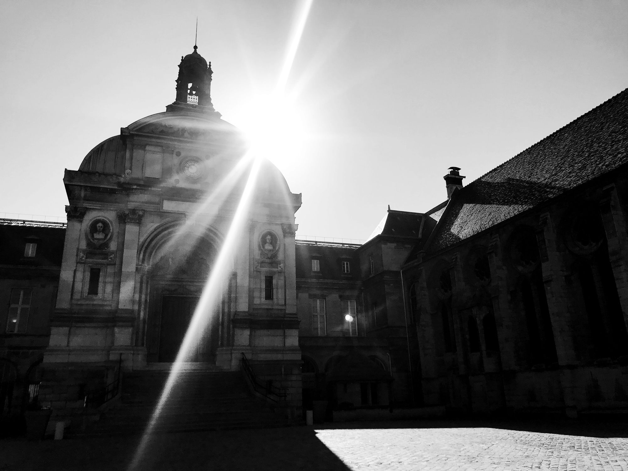 La cour d’honneur du Conservatoire national des arts et métiers, située au cœur de Paris, au levé du soleil - © YBoude