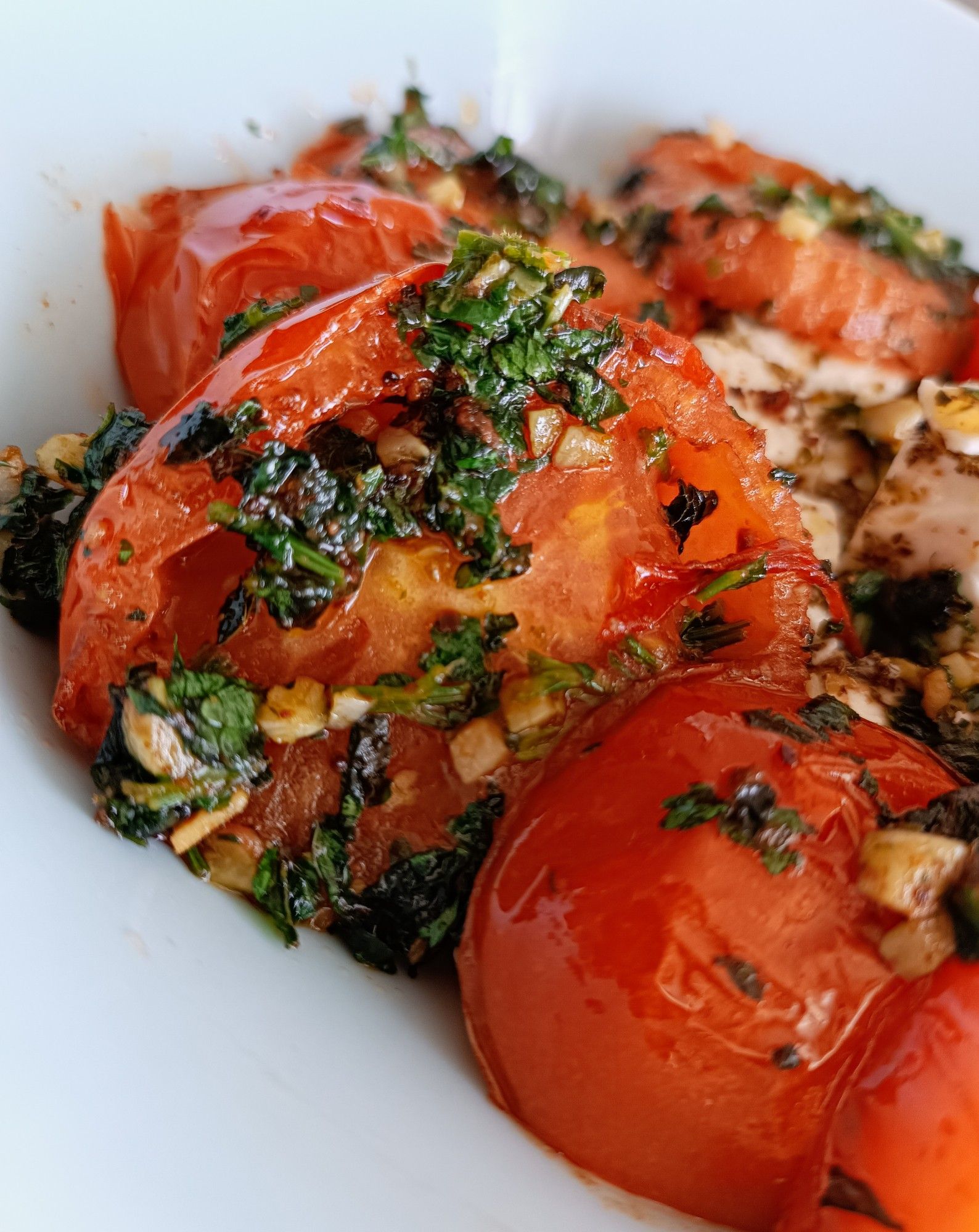 Galayet bandora express, tomates à la poêle, ail et herbes