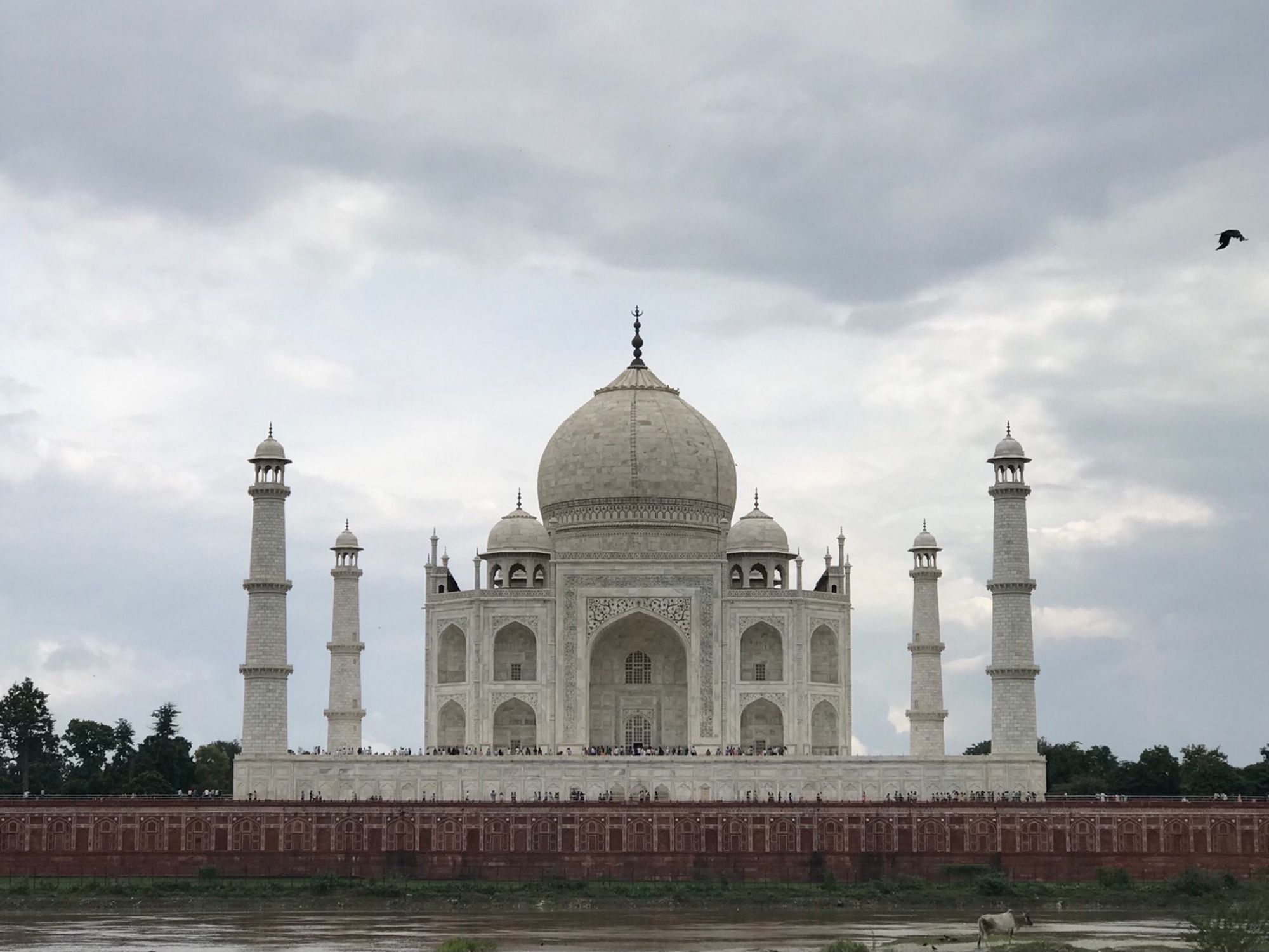 Das Taj Mahal vom Mehtab Barg, der gegenüberliegenden Flussseite des Yamuna River’s gesehen.