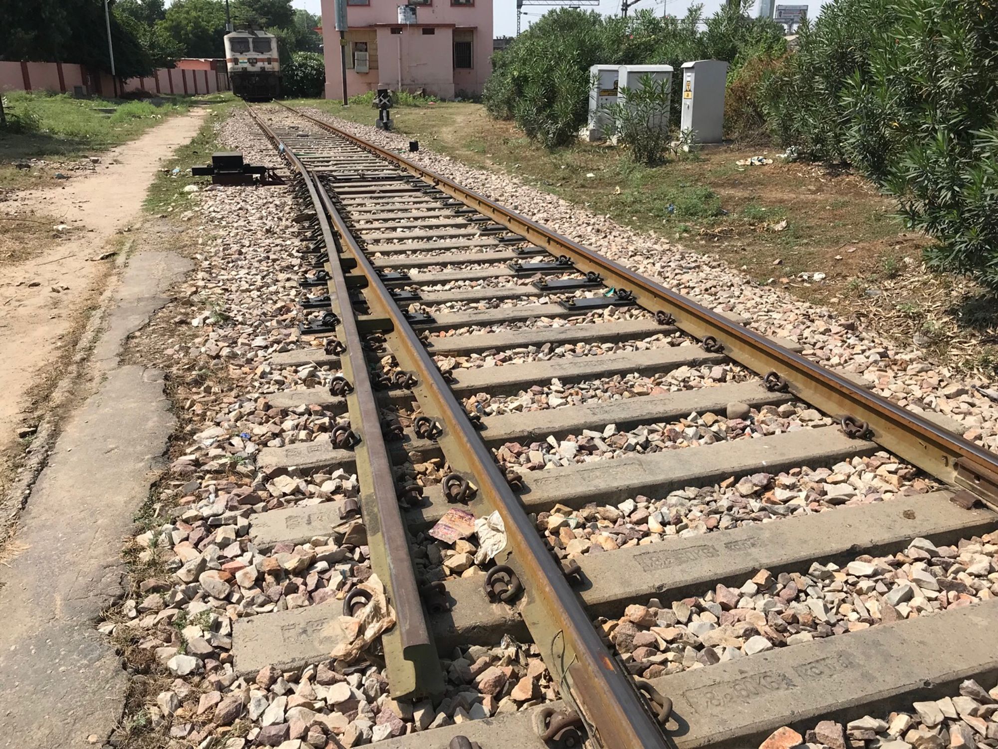 Das Foto zeigt eine indische Schutzweiche, die nur eine Zunge hat und nicht an der Backenschiene anliegt. Fährt das Fahrzeug drüber, entgleist es, weil nur bei angelegter Weichenzunge ein entgleisungsfreies Fahren möglich ist.