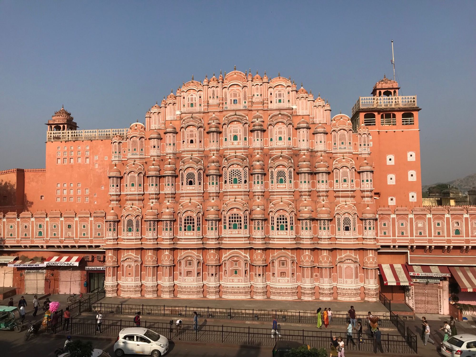 Das rosafarbene Hawa Mahal oder Palast der Winde im Licht der Morgensonne.