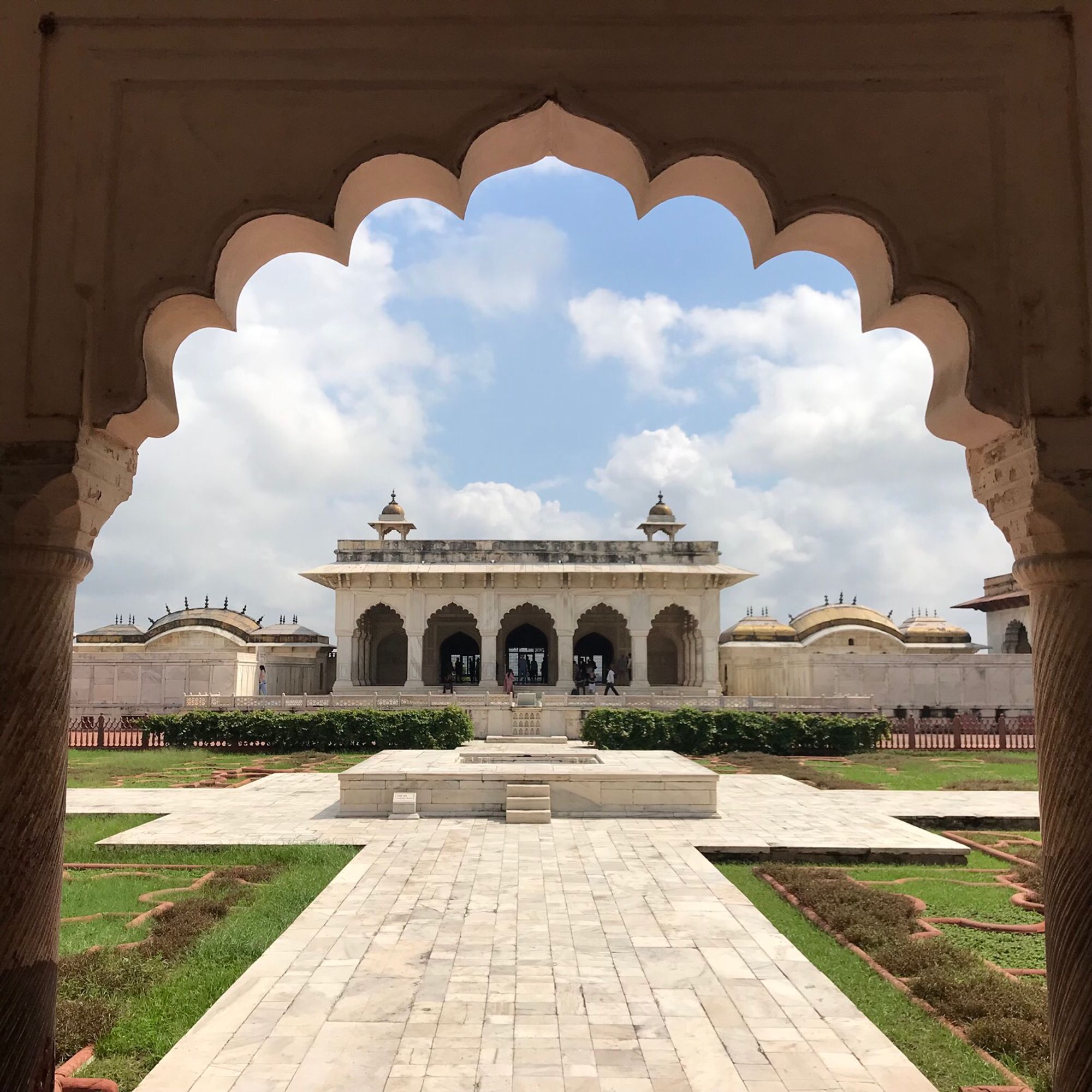 Blick zum Khas Mahal, ein aus weißen Marmor errichtetes Gebäude im Agra Fort Komplex.