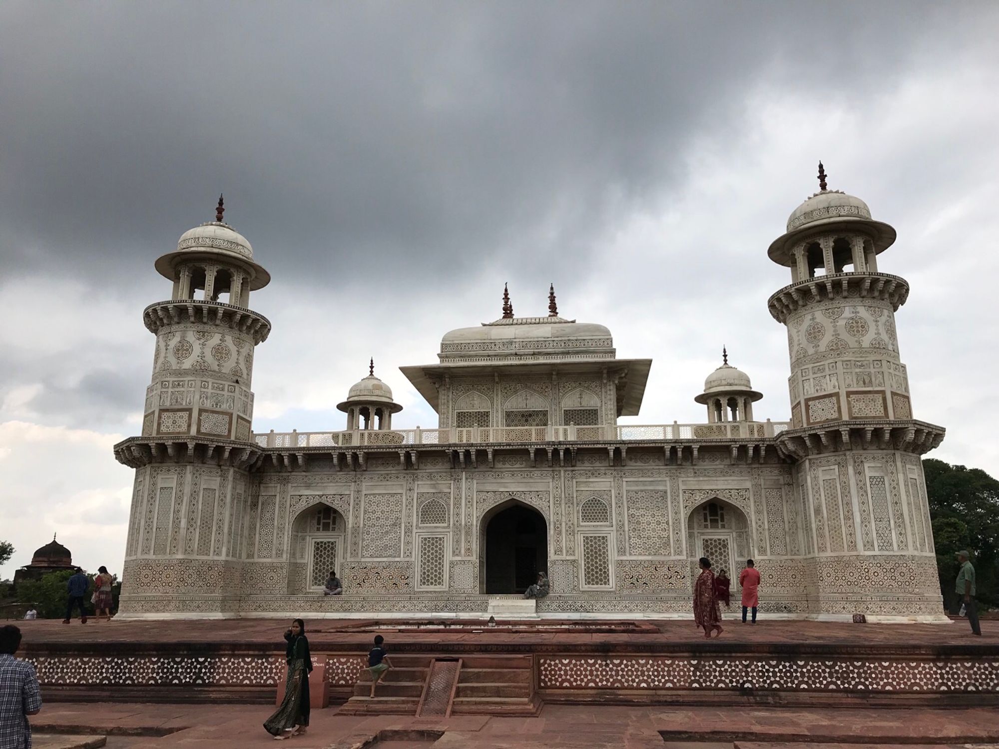 Das Tomb of Itimad-ud-Daula, ist ein Mausoleum an dessen Ecken kleine Minarette angesetzt sind. Es besteht aus Marmor mit Intarsien aus Halbedelsteinen.