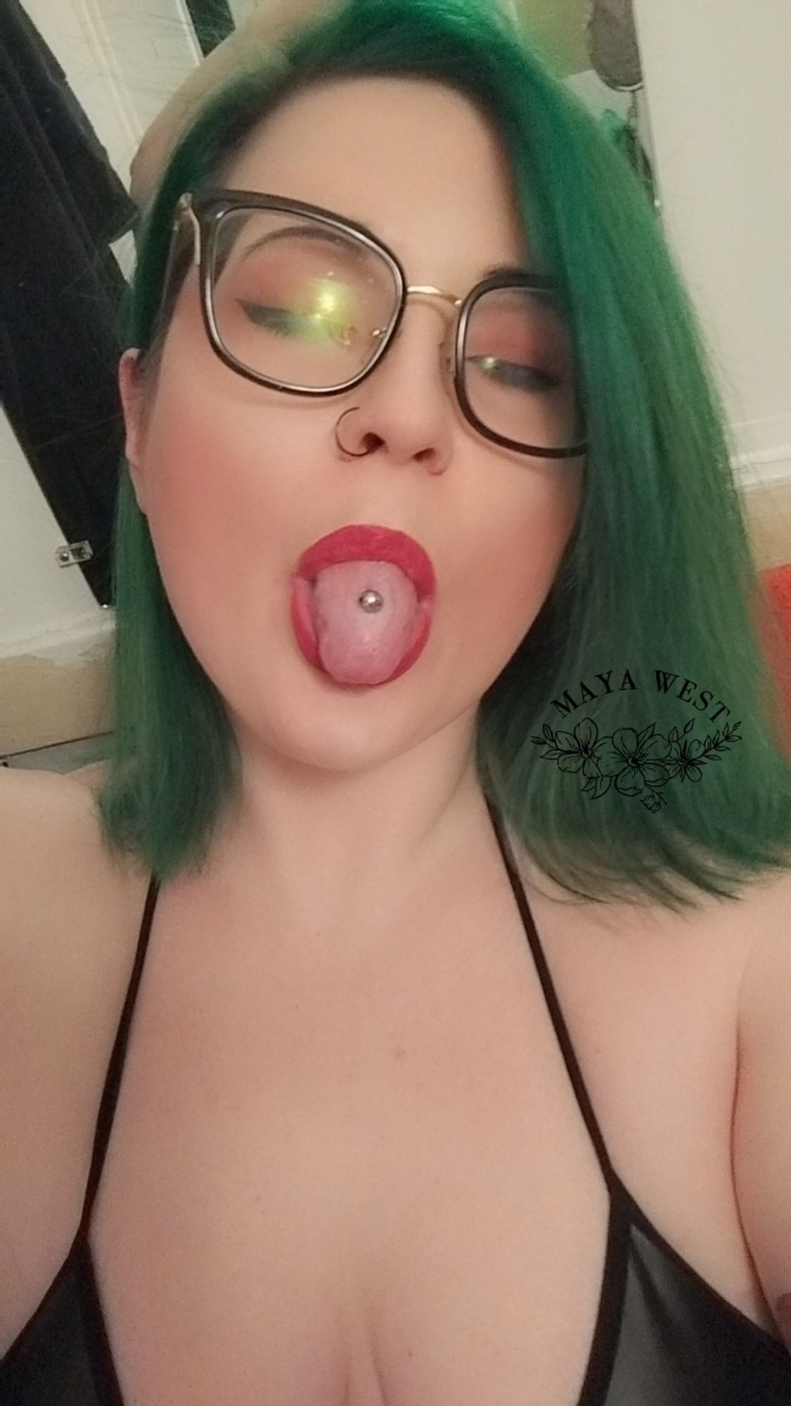 a pale femme with bright green shoulder length hair. they're wearing a black leather dress and black rimmed glasses.

🖤🧡🖤

#bbw #milf