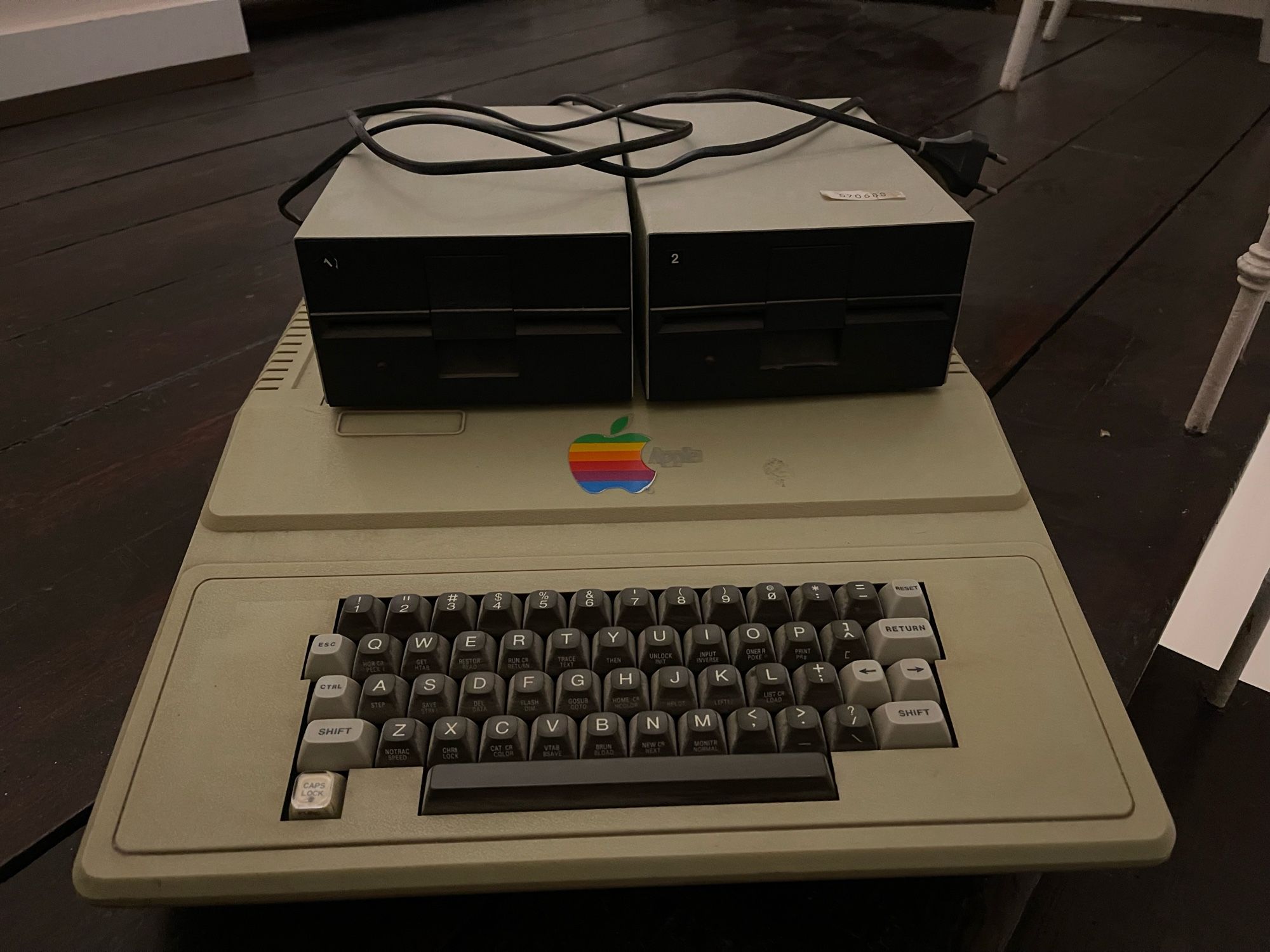 Apple ][ (Apple 2) mit zwei 5¼"- Diskettenlaufwerken