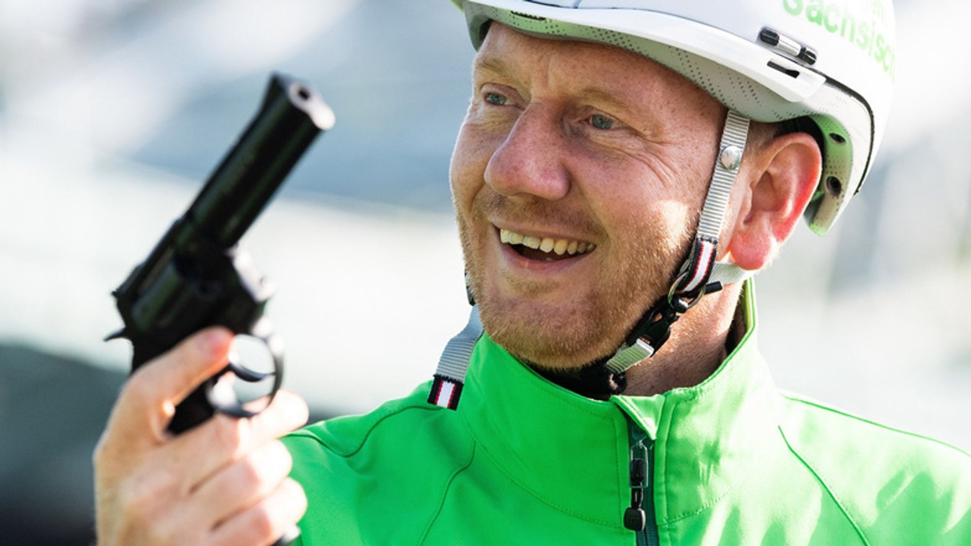 Michael Kretschmer mit Pistole und Fahrradhelm