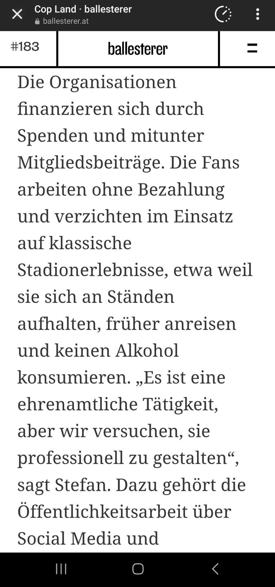 Screenshot aus Copland: Die Organisationen finanzieren sich durch Spenden und mitunter Mitgliedsbeiträge. Die Fans arbeiten ohne Bezahlung und verzichten im Einsatz auf klassische Stadionerlebnisse, etwa weil sie sich an Ständen aufhalten, früher anreisen und keinen Alkohol konsumieren. „Es ist eine ehrenamtliche Tätigkeit, aber wir versuchen, sie professionell zu gestalten“, sagt Stefan.