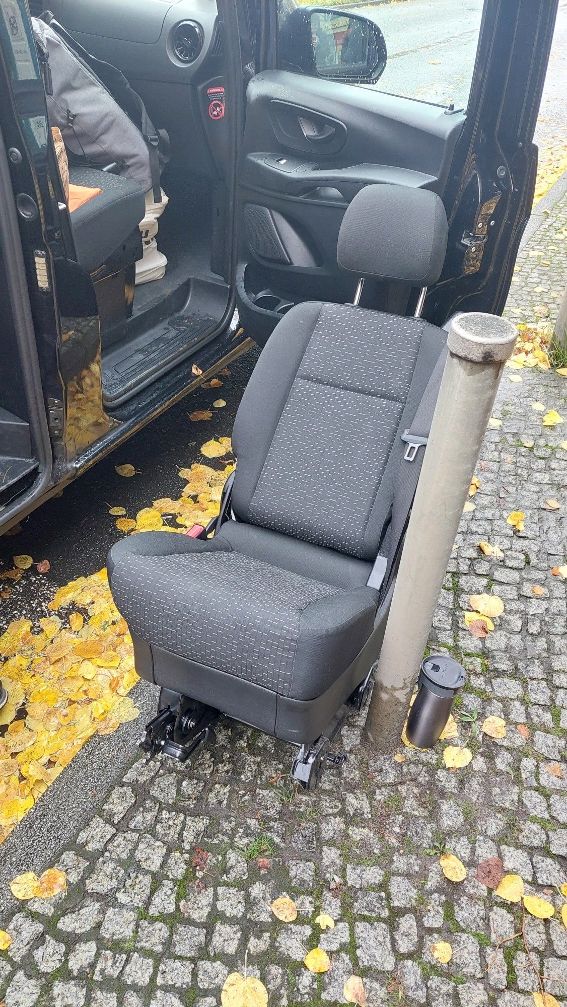 Ausgebauter 9er Sitz steht einsam auf der Straße.