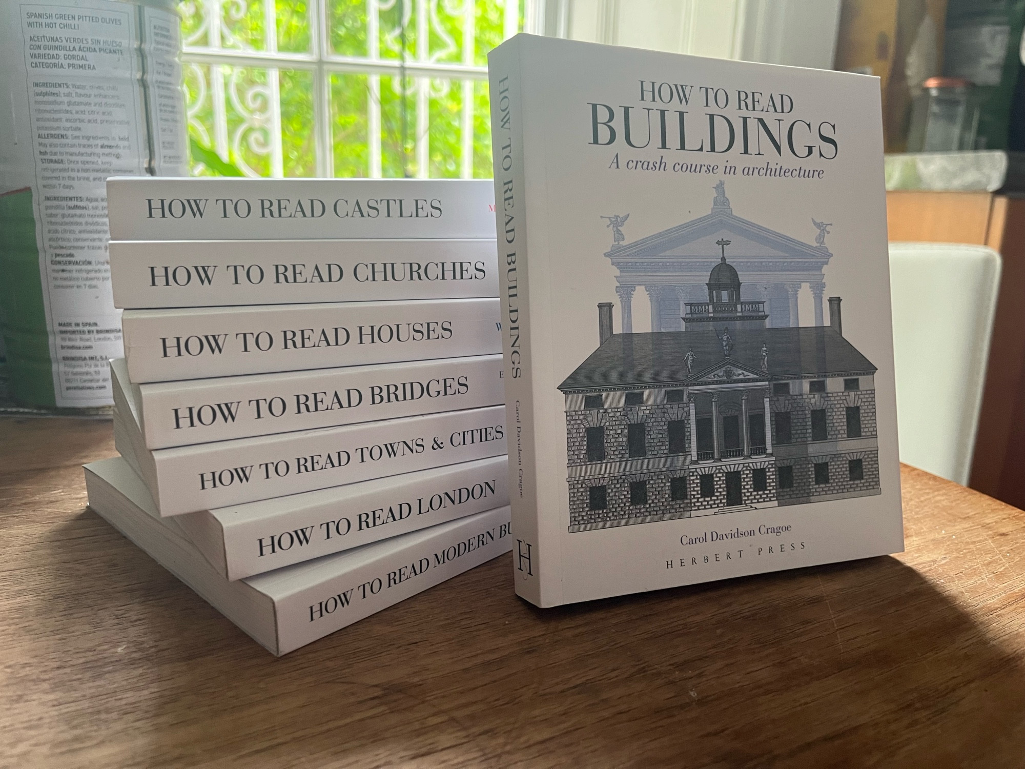 Collection of books of the How to Read buildings series.
