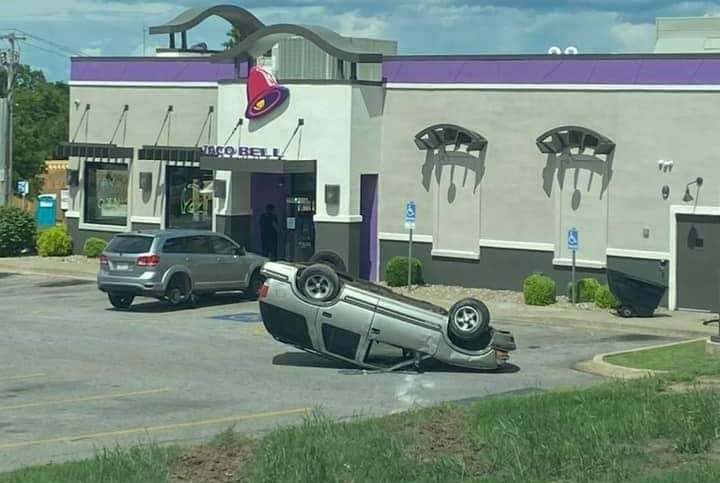 Parking sur lequel une voiture est sur le toit 