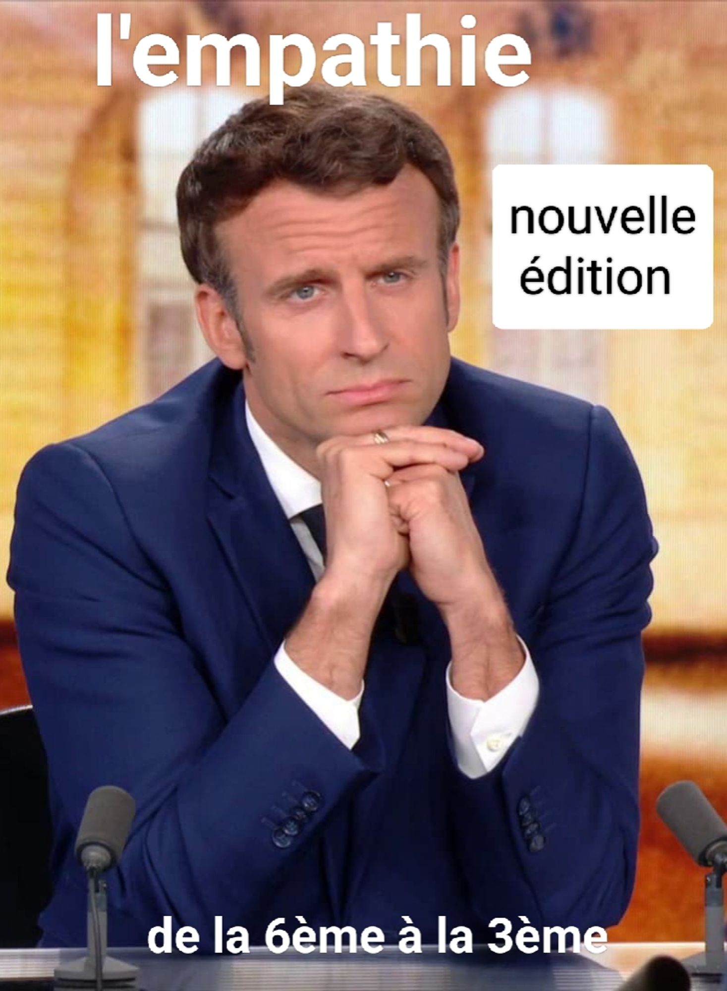 Macron qui regarde avec empathie