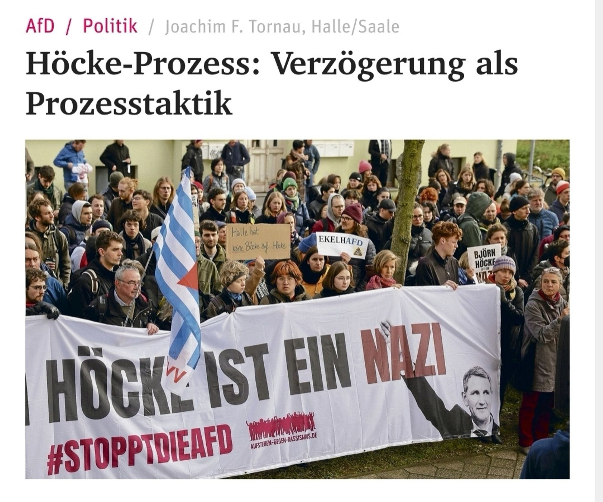 Screenshot eines Berichts über den Höcke-Prozess von "Neues Deutschland". Überschrift: "Höcke-Prozess: Verzögerung als Prozesstaktik" Dann ein Foto mit Demomstrant*innen die eine Banner tragen auf dem steht: "Höcke ist ein Nazi. #STOPPTDIEAFD"