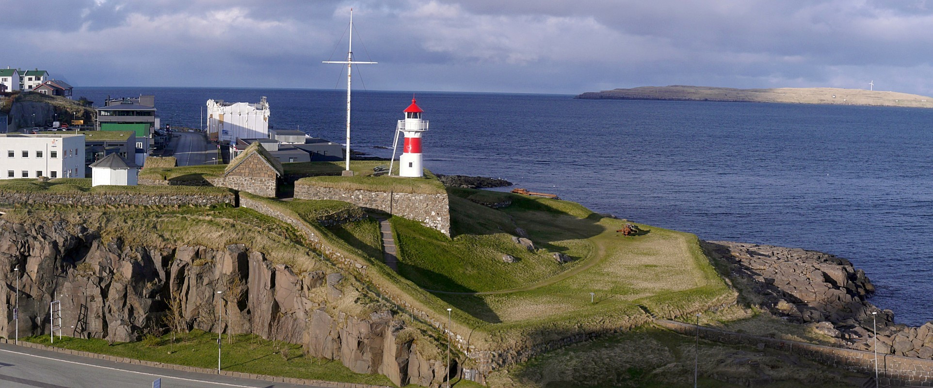 Blick von der Fähre hinüber zur historischen Festung Skansin mit dem Leuchtturm