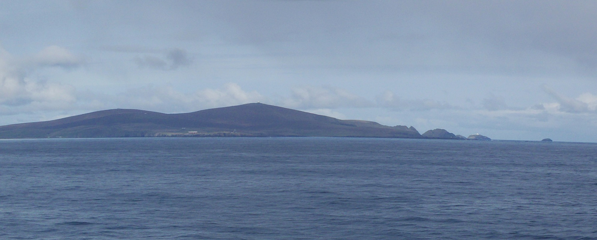 einige Inseln der Shetlands ziehen vorbei