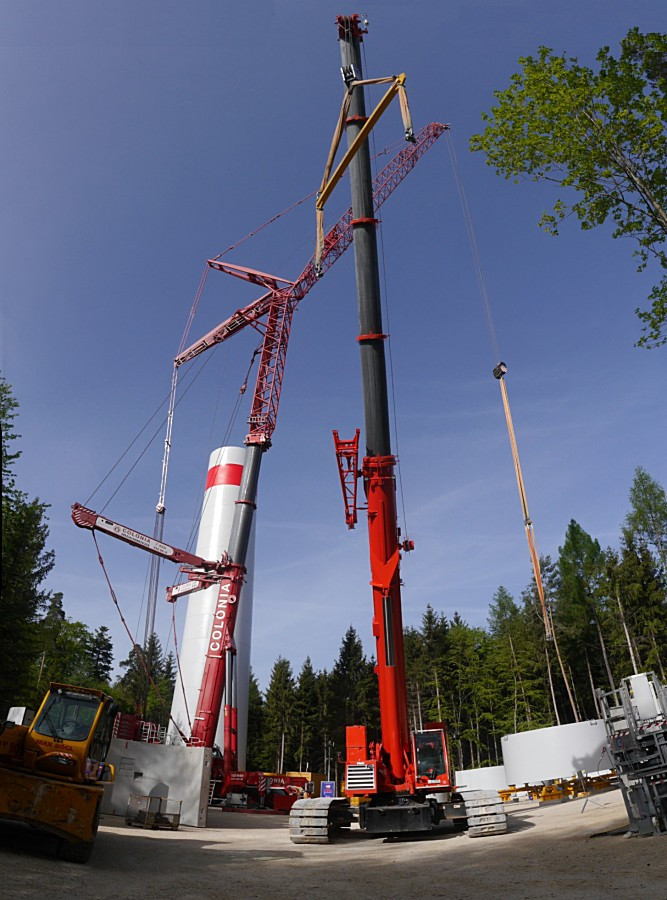 Baustelle mit verschiedenen Kränen zum Errichten einer Windkraftanlage