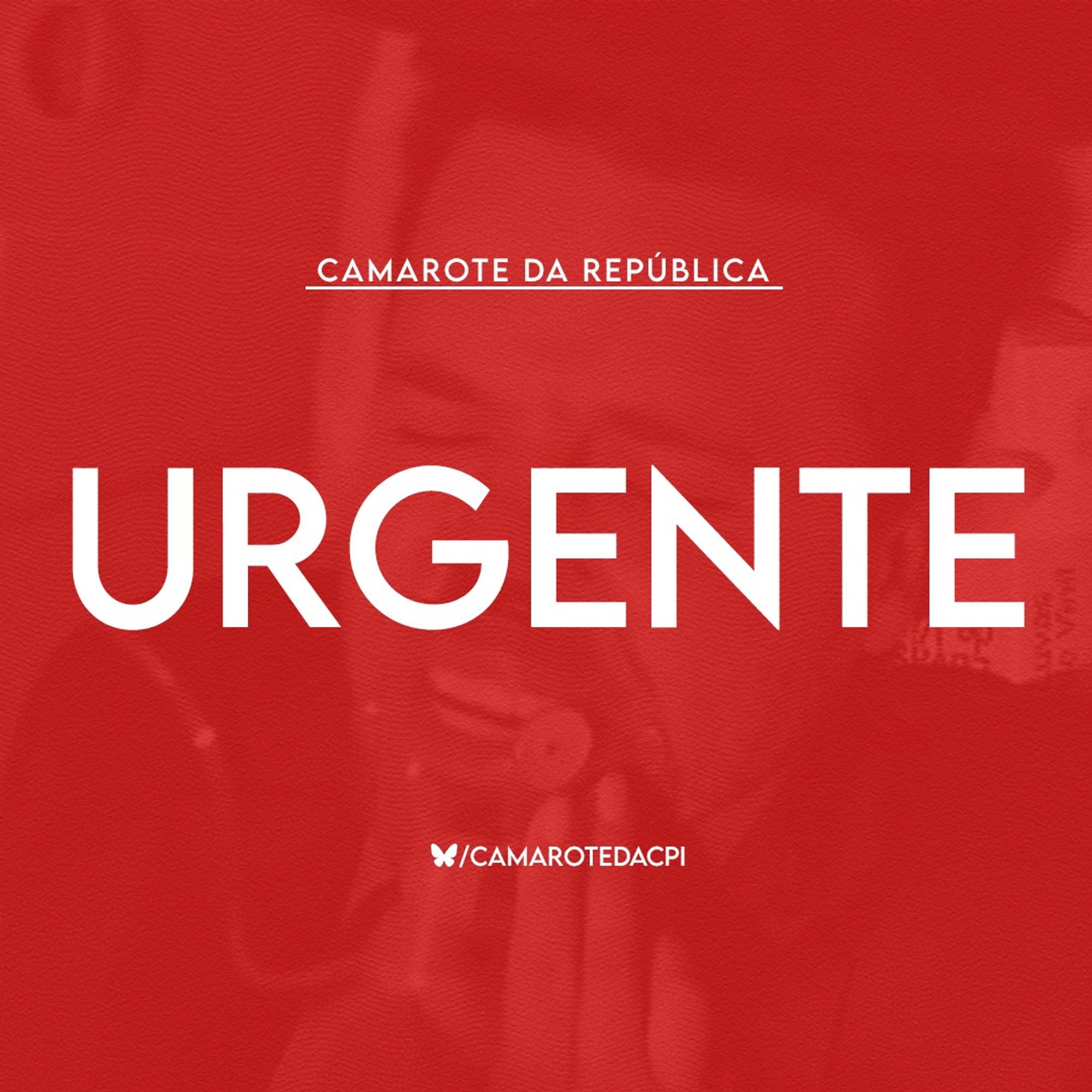 A imagem possui um fundo vermelho com a palavra "URGENTE" em letras brancas grandes no centro. Acima, está o texto "Camarote da República", também em branco, em uma fonte menor e sublinhada. No canto inferior direito, há o nome de um perfil de rede social: "/camarotedacpi" acompanhado de um ícone de borboleta. O fundo apresenta uma imagem desbotada de Pablo Marçal, aparentemente fingindo estar convalescendo após uma situação cômica, como ser atingido por uma cadeira. No entanto, a imagem de Marçal é sutil, quase imperceptível devido à cor sólida do fundo.