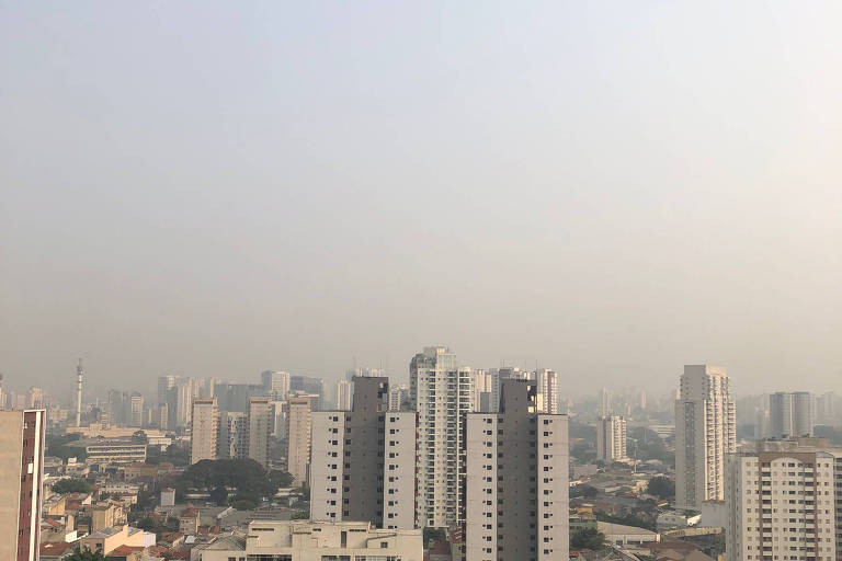 São Paulo encoberta por fumaça e poluição.