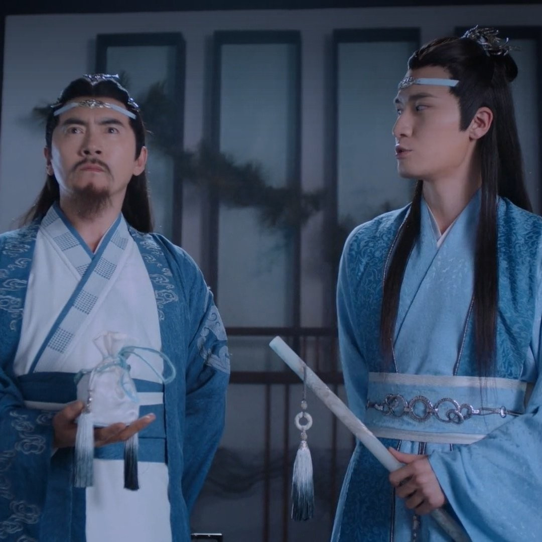 Lan Qiren stands staring straight ahead, an occupied pouch sitting in his open right hand, held level at his waist. Lan Xichen stands nearby, Liebing held in his left hand and head turned towards his uncle, caught in the middle of speaking.