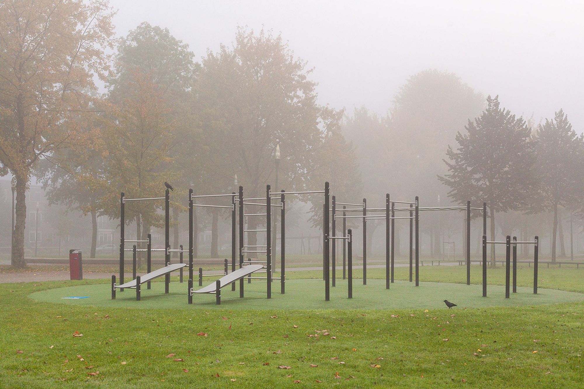 Speeltuin voor fitnessmensen, in de mist.