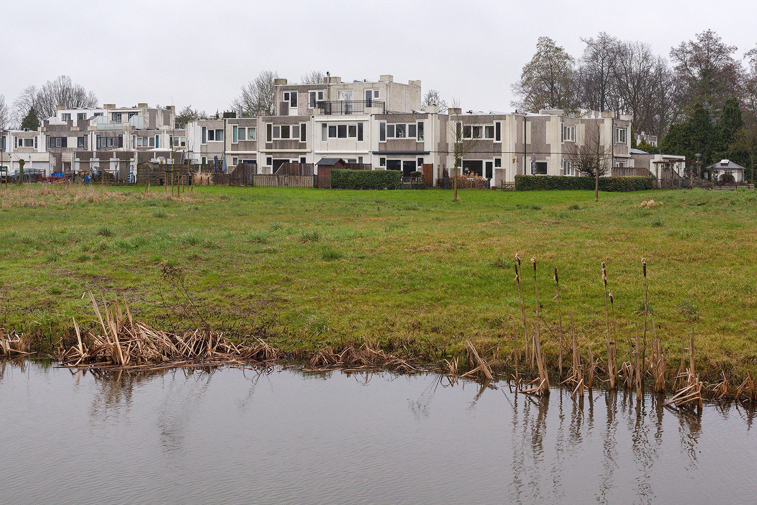 Legowoningen, Mildenburg 78-90, Dordrecht, Nederland.
- Afgelopen donderdag was (voorlopig) mijn laatste rondje Dordrecht en daarin stonden de legowoningen in Sterrenburg op het programma. Via de Kilweg aanlopend zie je ze al liggen. 1/3