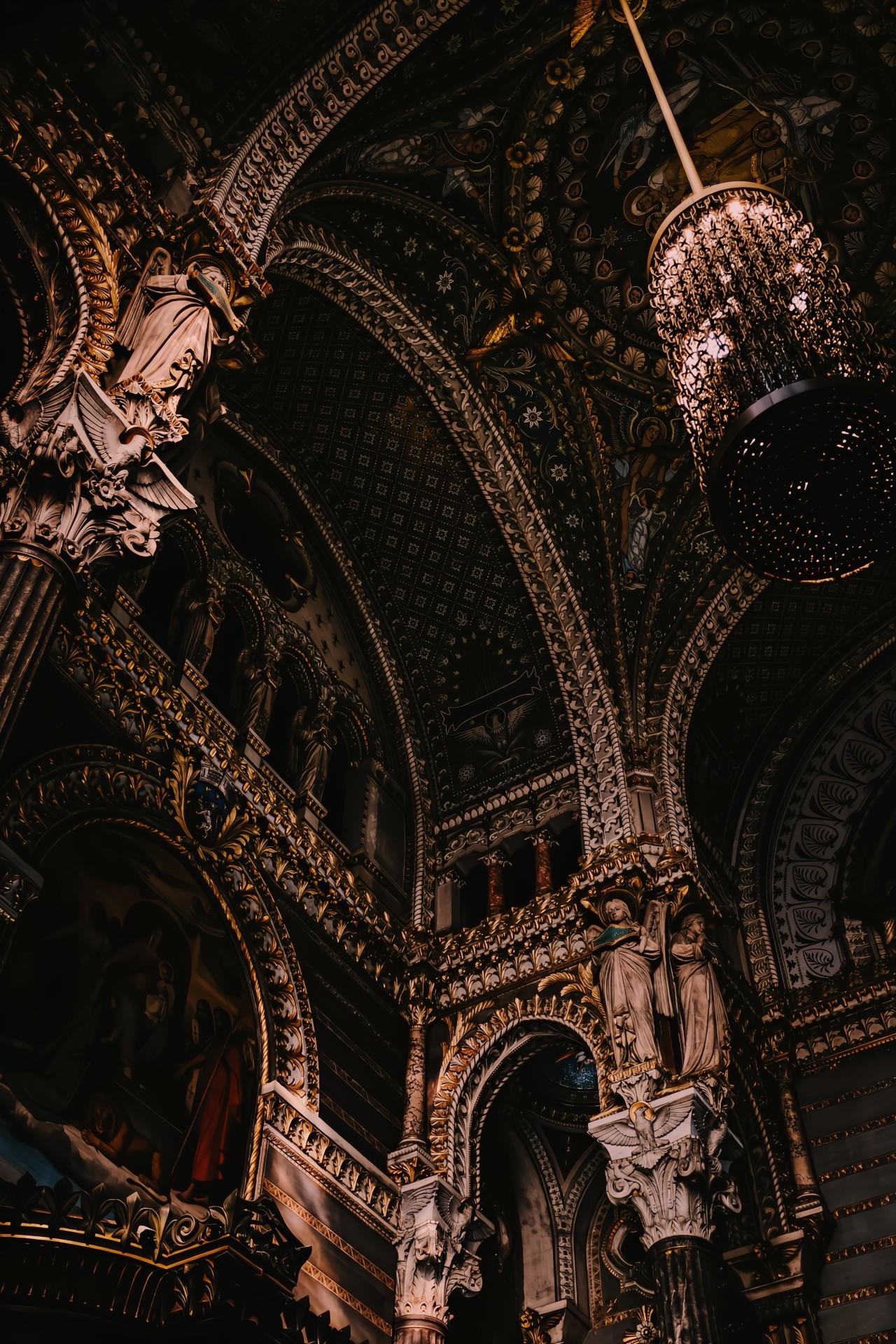 Фото взято з сайту: https://unsplash.com/photos/chandelier-inside-building-_kNEgjza0t8