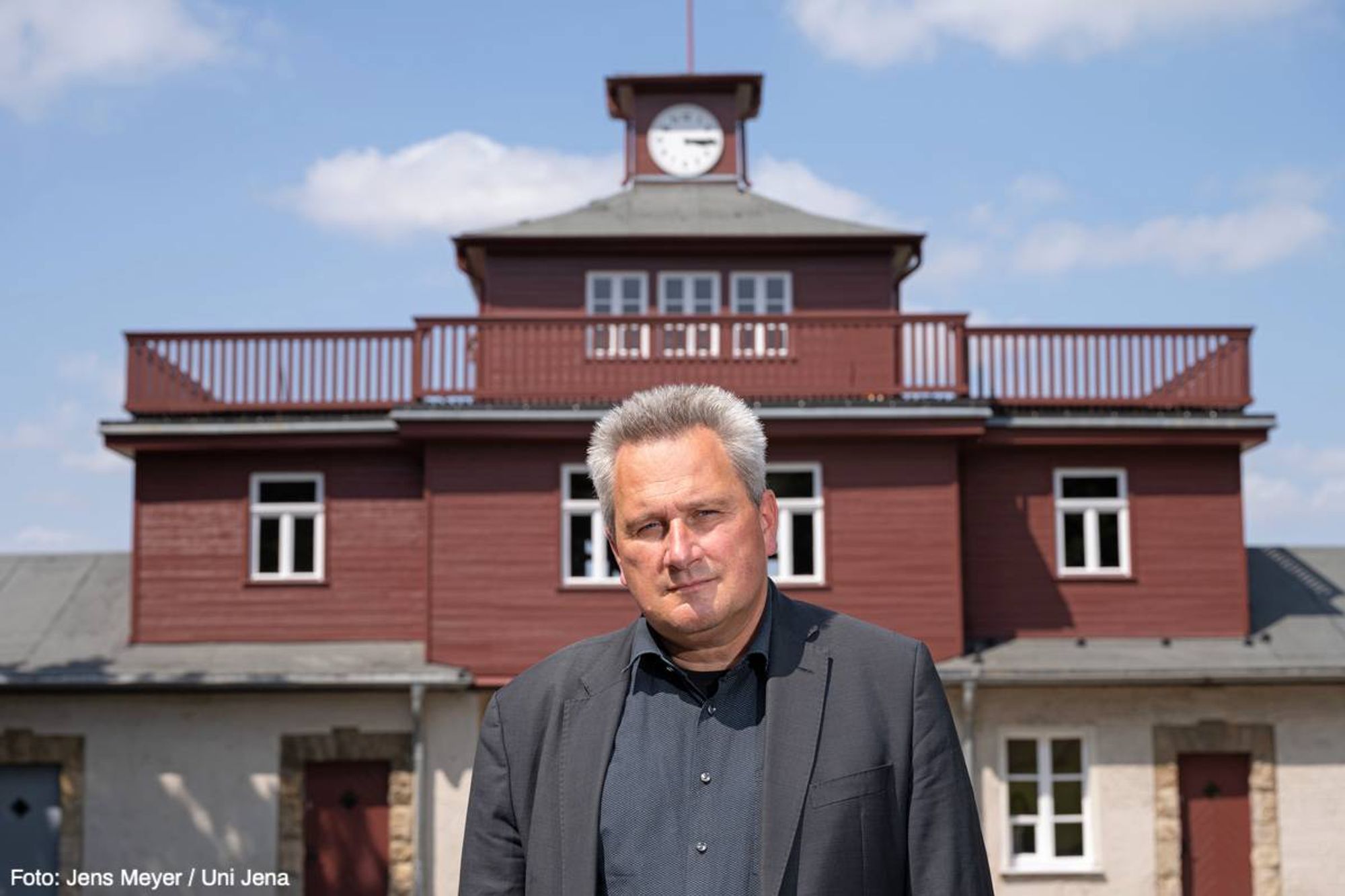 Prof. Dr. Jens-Christian Wagner vor dem Wachturm des ehemaligen Konzentrationslagers Buchenwald. Foto: Jens Meyer / Uni Jena