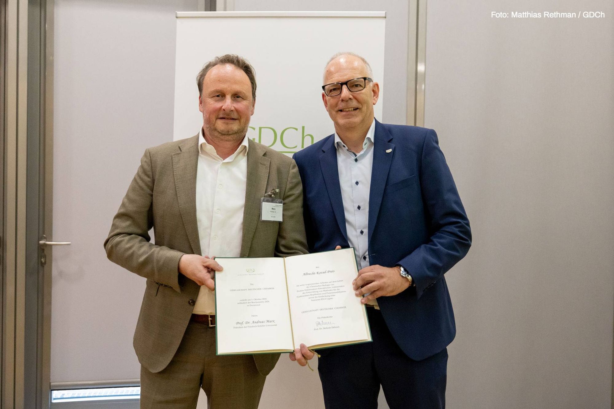 Prof. Dr. Andreas Marx (left) receives the award from GDCh vice-president Prof. Dr Karsten Danielmeier (right). Image: Matthias Rethman / GDCh