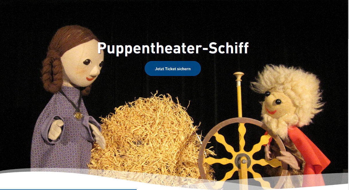 Zwei Puppen aus einem Puppentheater stellen die Müllerstochter und Rumpelstilzchen dar.