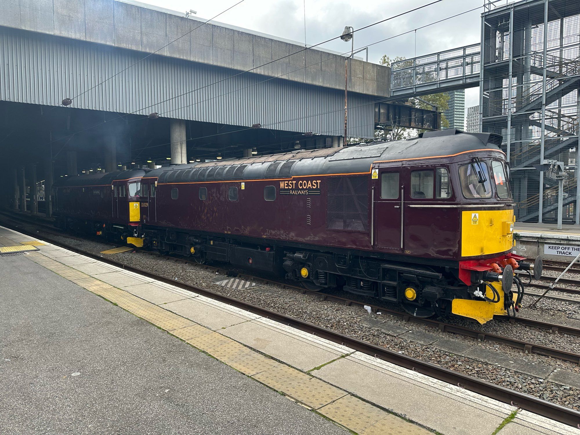 West Coast Railways liveried Class 33 locos 33029 and 33207 waiting for departure at London Euston middle siding. They are connected together to work in multiple and both are sporting a fresh paint job in WCR maroon 😍