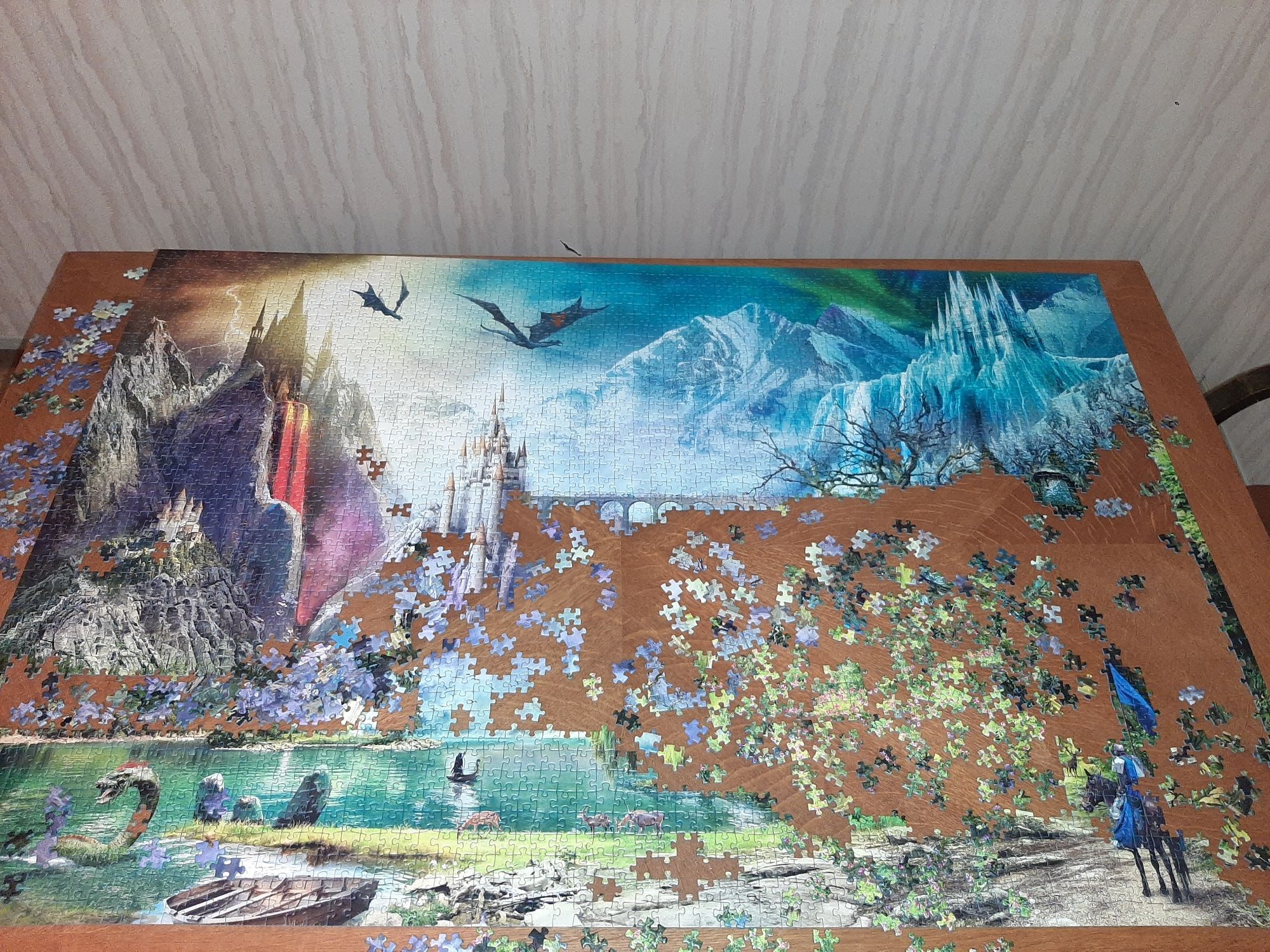 La montagne à gayche du puzzle a tout été complété quasi, on voit un petit château de plus, et le bas avec le lac le monstre marin et le sol rocailleux etc a bien été complété aussi, jusqu'à la ligne de la berge au loin

J'ai sorti pleins de pièces vertes où on voit des fleurs rosrs et j'ai commencé à tenter de les assembler