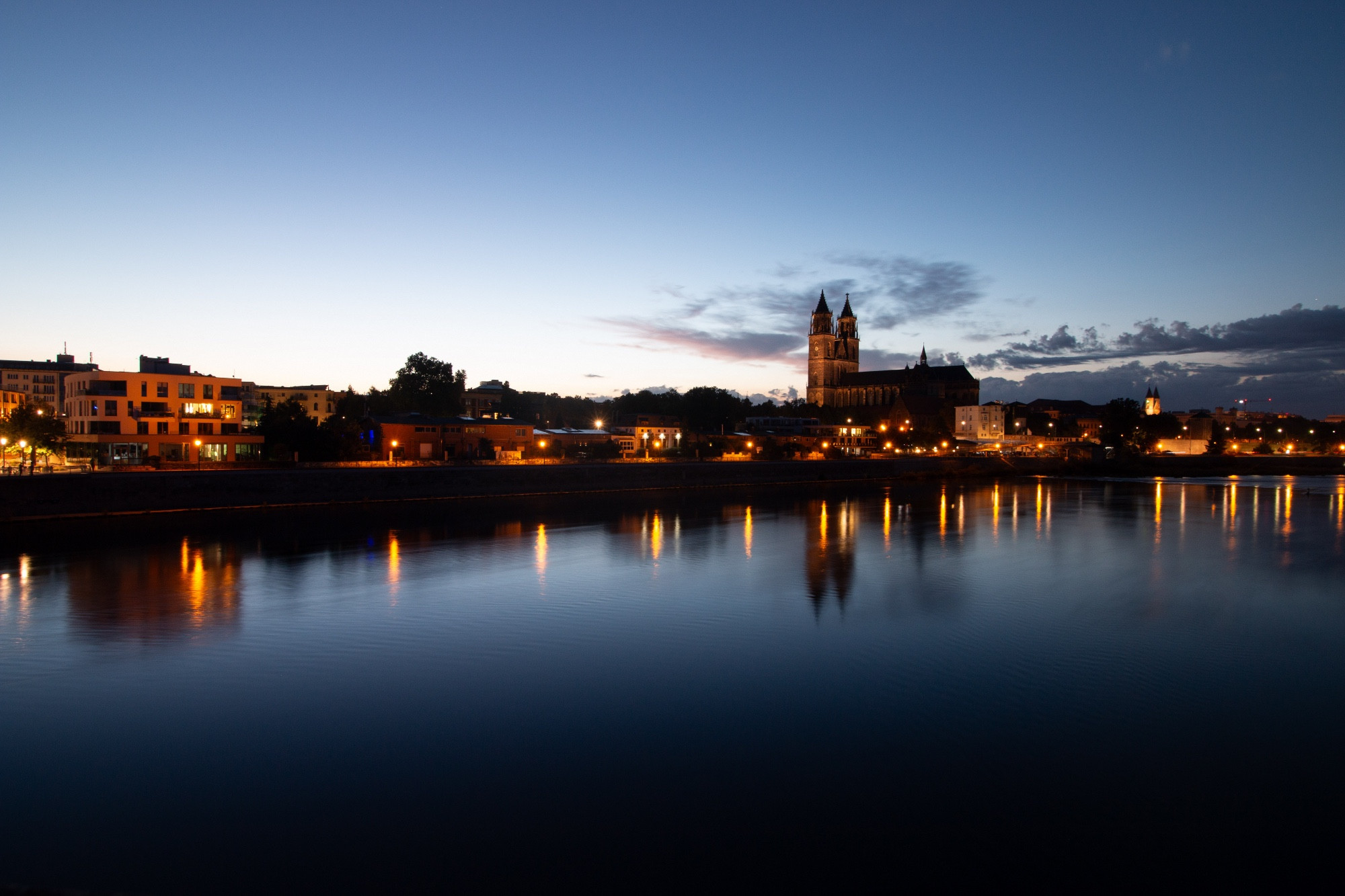 Zu sehen ist der Magdeburger Dom in der Abenddämmerung.