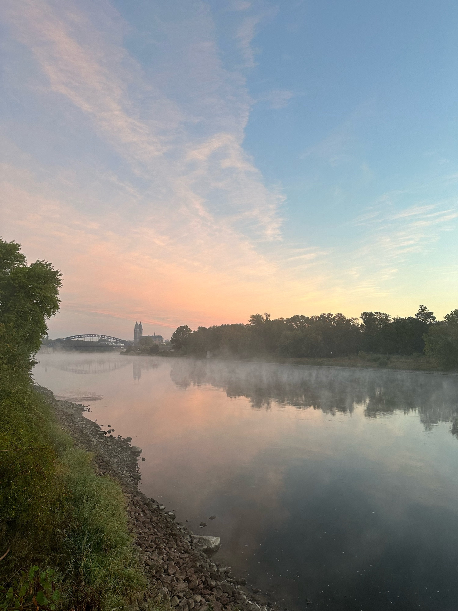 Zu sehen ist die Elbe in Magdeburg während des Sonnenaufgangs.