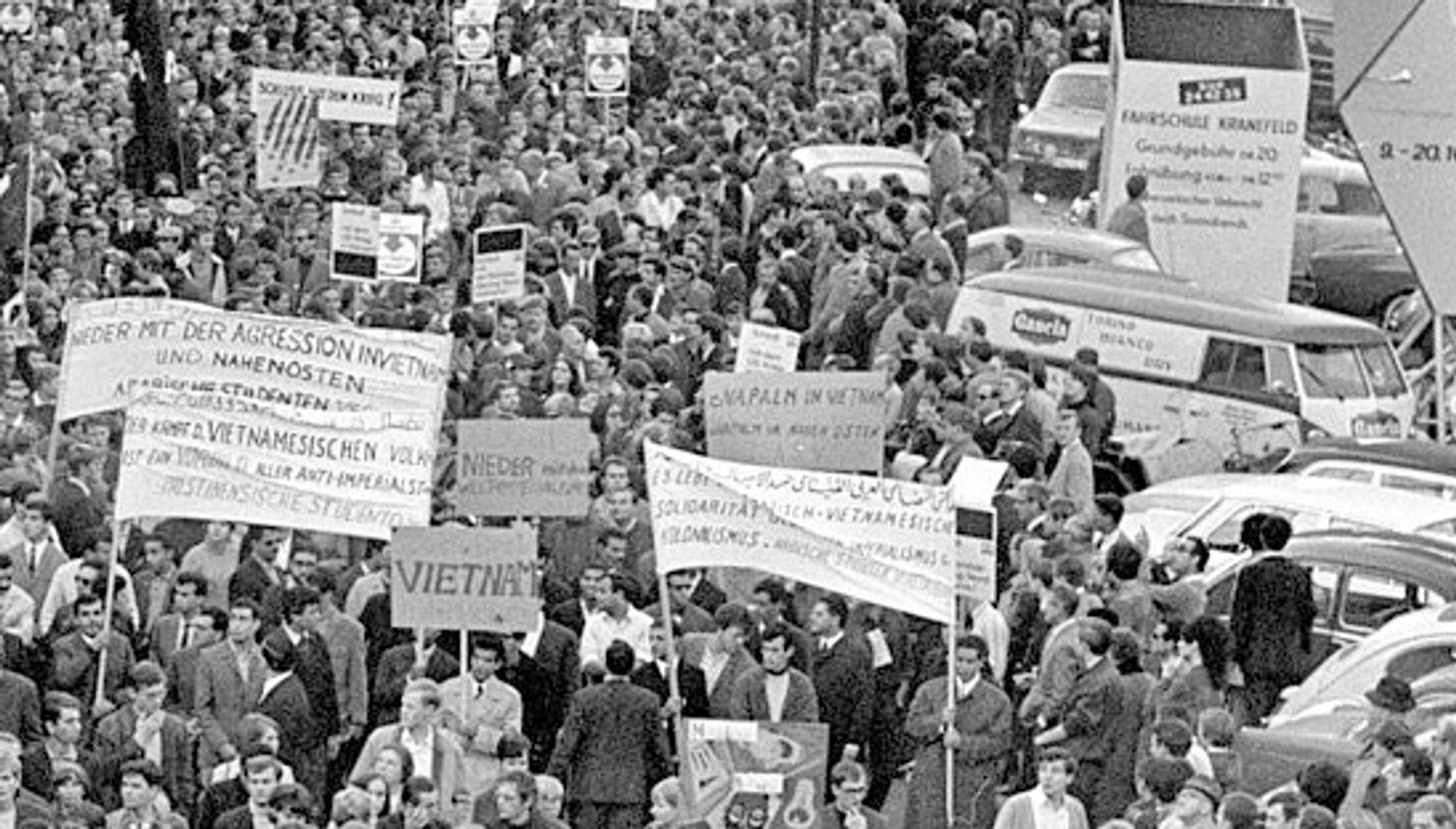 Dieses Bild hat JEMAND dazu im WWW hinterlegt
Menschen halten es für konstruiert

Bild
1968
Antikriegsdemonstration in West- Berlin
Stiftung Haus der Geschichte 2001_03_0275.0011